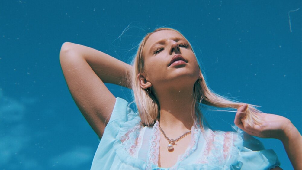 IN AN ALTITUDE ONLY SUITABLE FOR HIGHFLYING LO-FI BEATS, YOU CAN FIND JADE ALICE AND HER LATEST EP PINK AND BLUE.