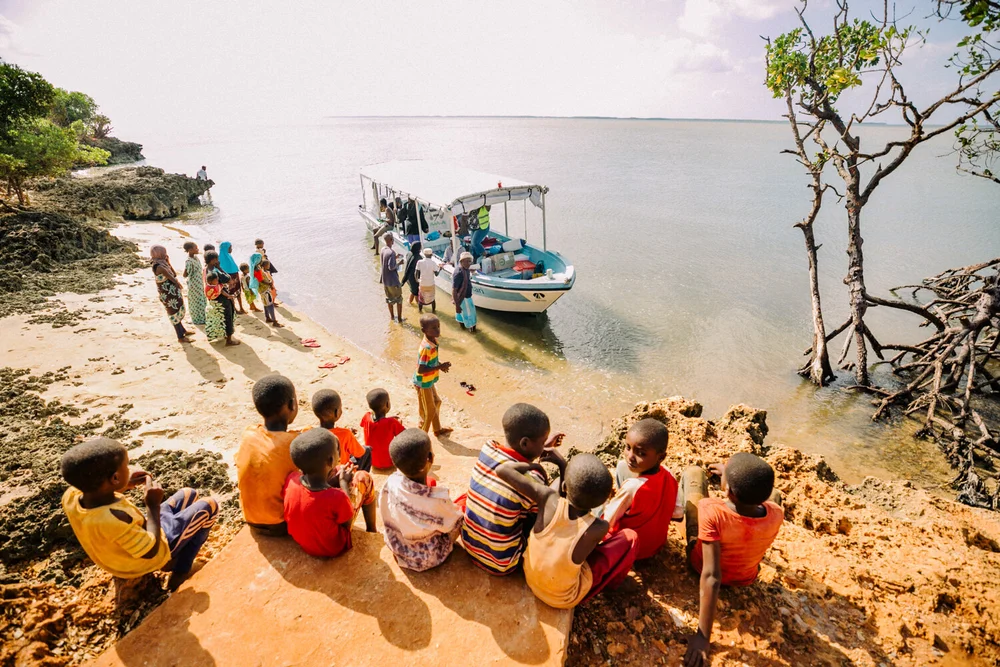 The Safari Doctors boat arriving at Pate Island