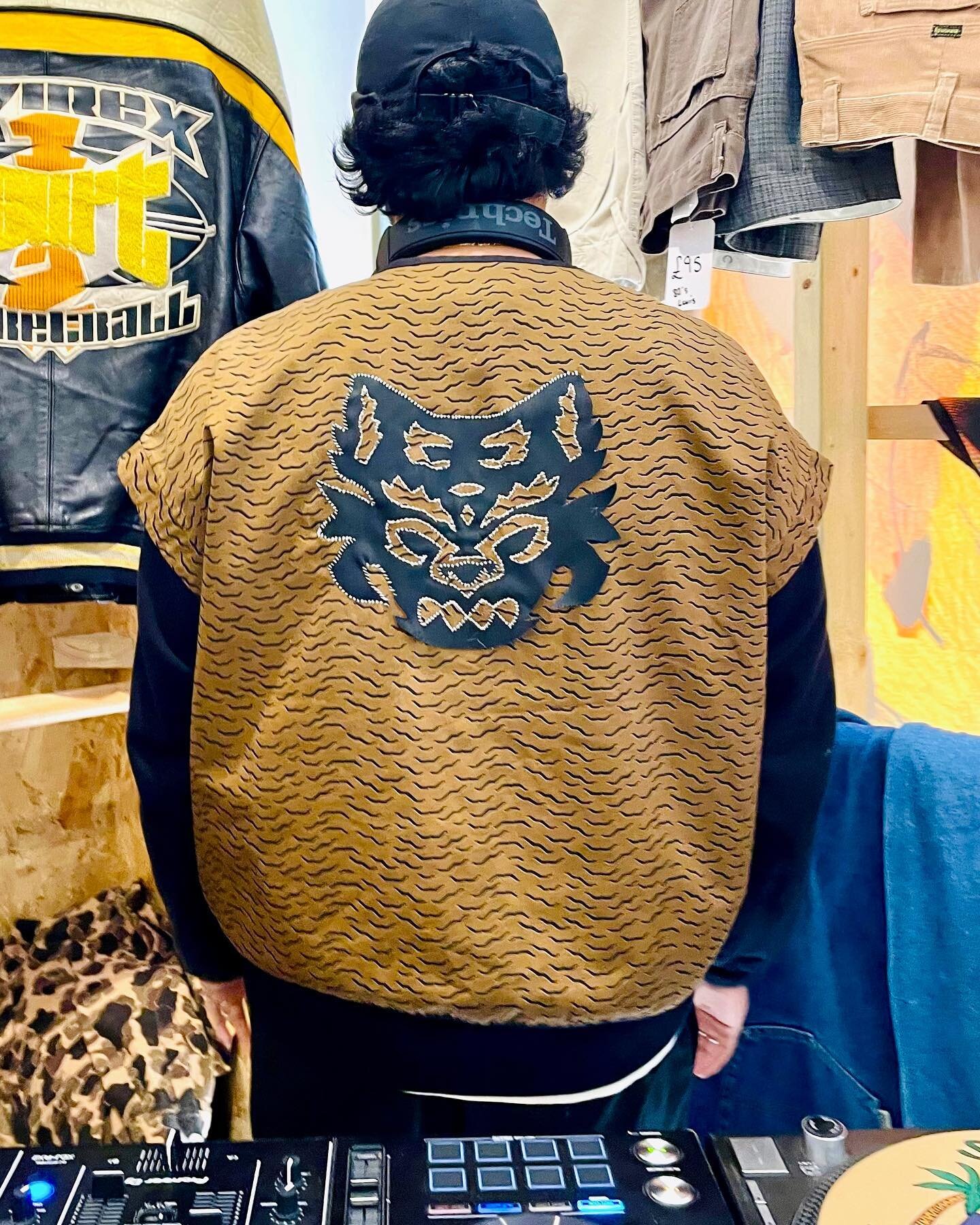 System Piece no 6. 
Reversible Bomber with detachable sleeves. 
Customised Tiger appliqu&eacute; using waste fabric. 
Farewell Year of the Tiger 🐯🧧

DM for enquiries. 
.
#modular #reversible #tiger #chinesetiger #yearofthetiger #customised #special