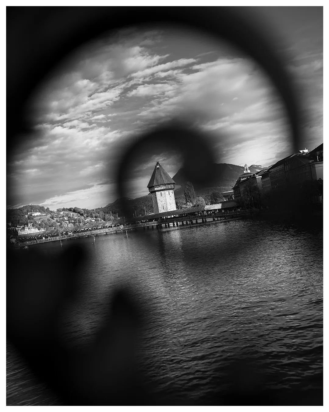 Luzern &bull; 29.10.23 &bull; 35mm

Posten
oder nicht posten? 

&quot;Schwarz-weiss Bilder geben nicht so viele Likes wie farbige.&quot;

&quot;Schon wieder Sehensw&uuml;rdigkeiten? Immer das Gleiche. So touristisch, voll nicht artsy.&quot;

&quot;Is