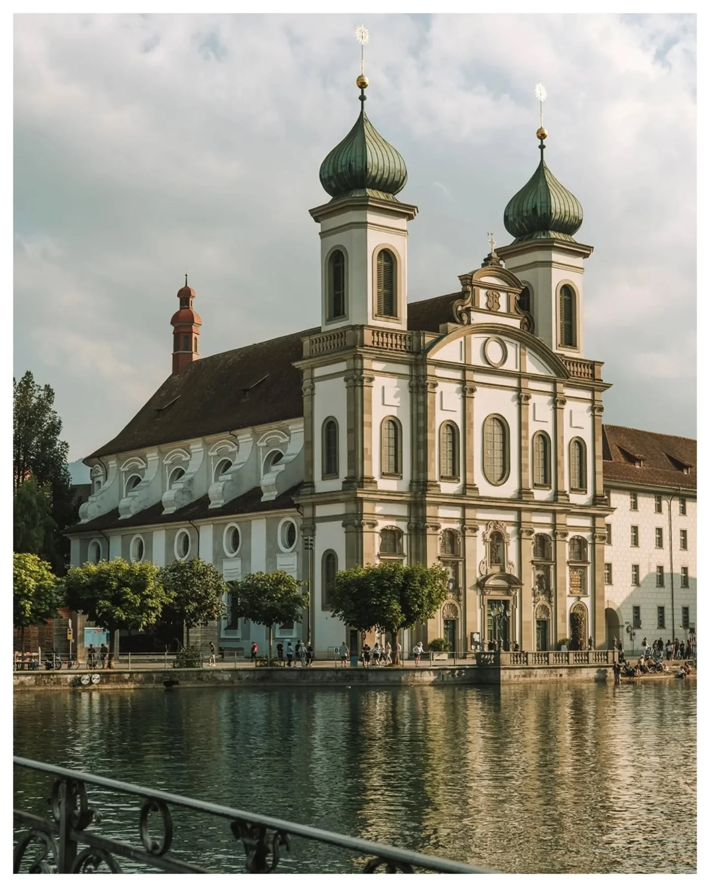 Summer in the city oder
wieder mal den Luzern-Ambassadorinnen-Pflichten nachgehen. ☀️🫧

@visitlucerne @fujifilm_ch

#stadtluzern #visitlucerne #myswitzerland
#fujifilmphotography #fujifeed #fujifilminspiration #SPiCollective #streephotography