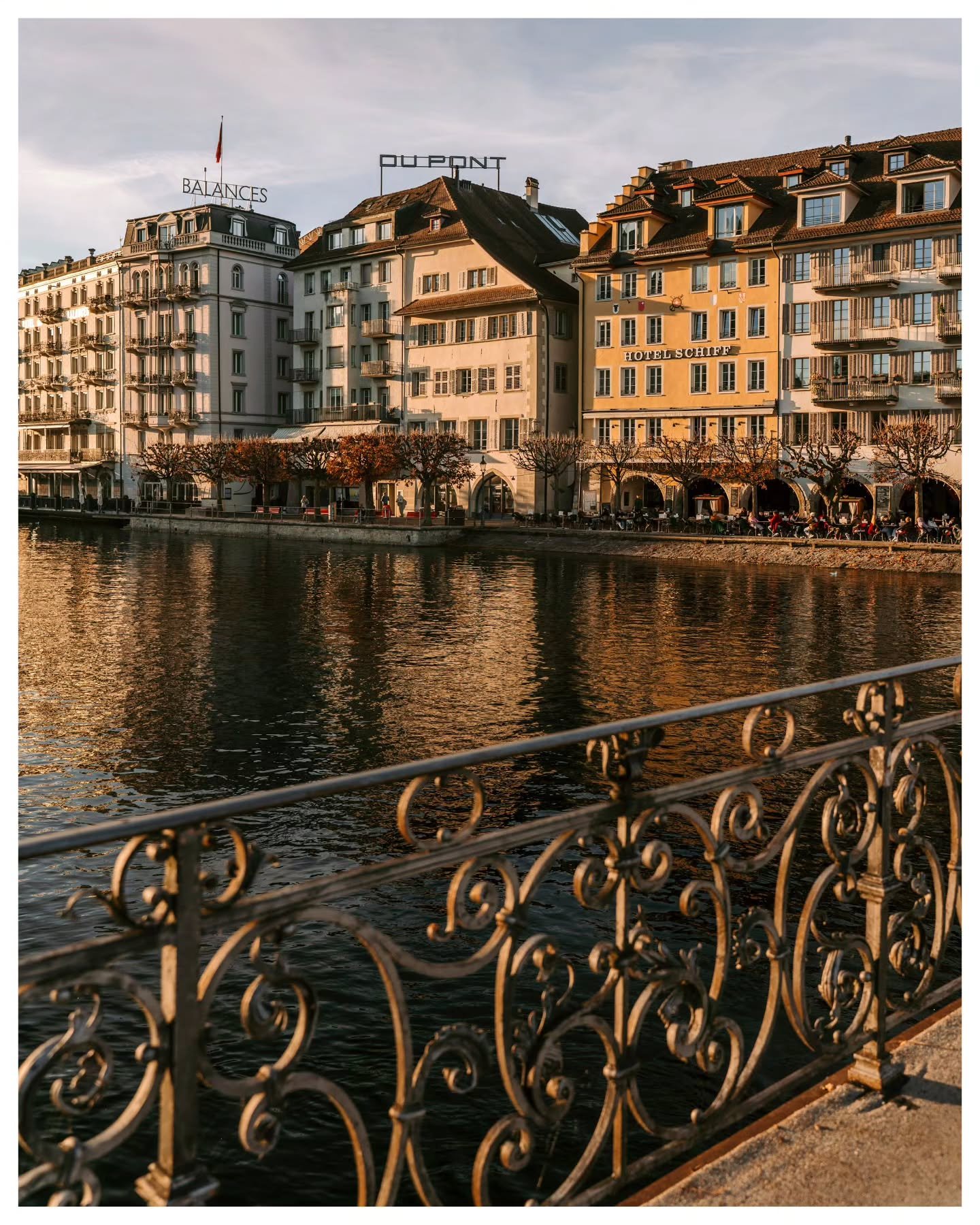 Zwischen Herbst und Blau
der orange Himmel bebt
und tr&auml;umt vom Winter.

Herbst in der Stadt 🍂

📷 Sony a7iii

@sonyalpha @sony.schweiz @visitlucerne 

#luzern #lucerne #visitlucerne #myswitzerland  #autumn #sonyalpha #sonyswitzerland #inlovewit