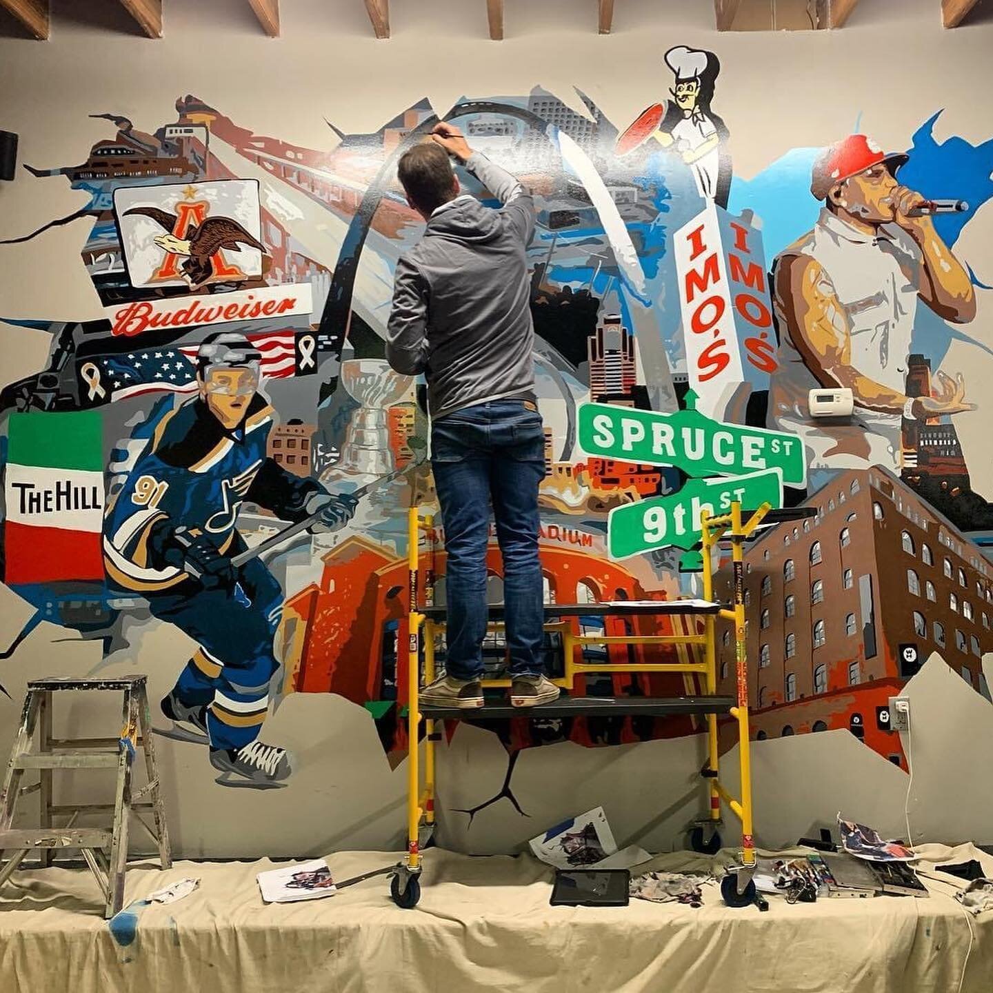 Spent the week over at @thehaven_stl painting a mural commissioned by @ericbeisel Thanks to @romeo_foreal @topcoat_ev @salty_bananapants  for lending a brush hand and @kylelewsader for help with the design! 

#stlouissignandmural #handpainted #mural 