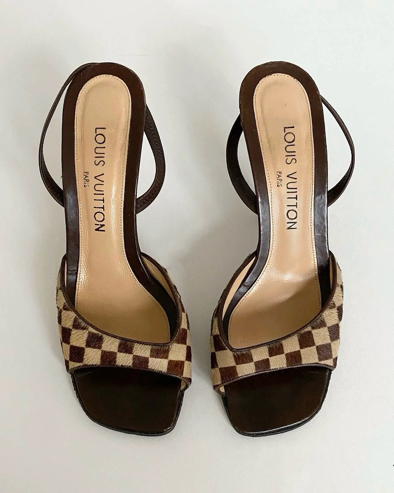 Vintage Louis Vuitton damier ponyhair slingbacks with chrome gold heel caps from the early 2000's in an EU 37.5, UK 4.5, US 6.5, available online now 💛🤎💛

More on the site 🤎

#vintagelouisvuitton #vintageshop #designervintage #designerheels #loui