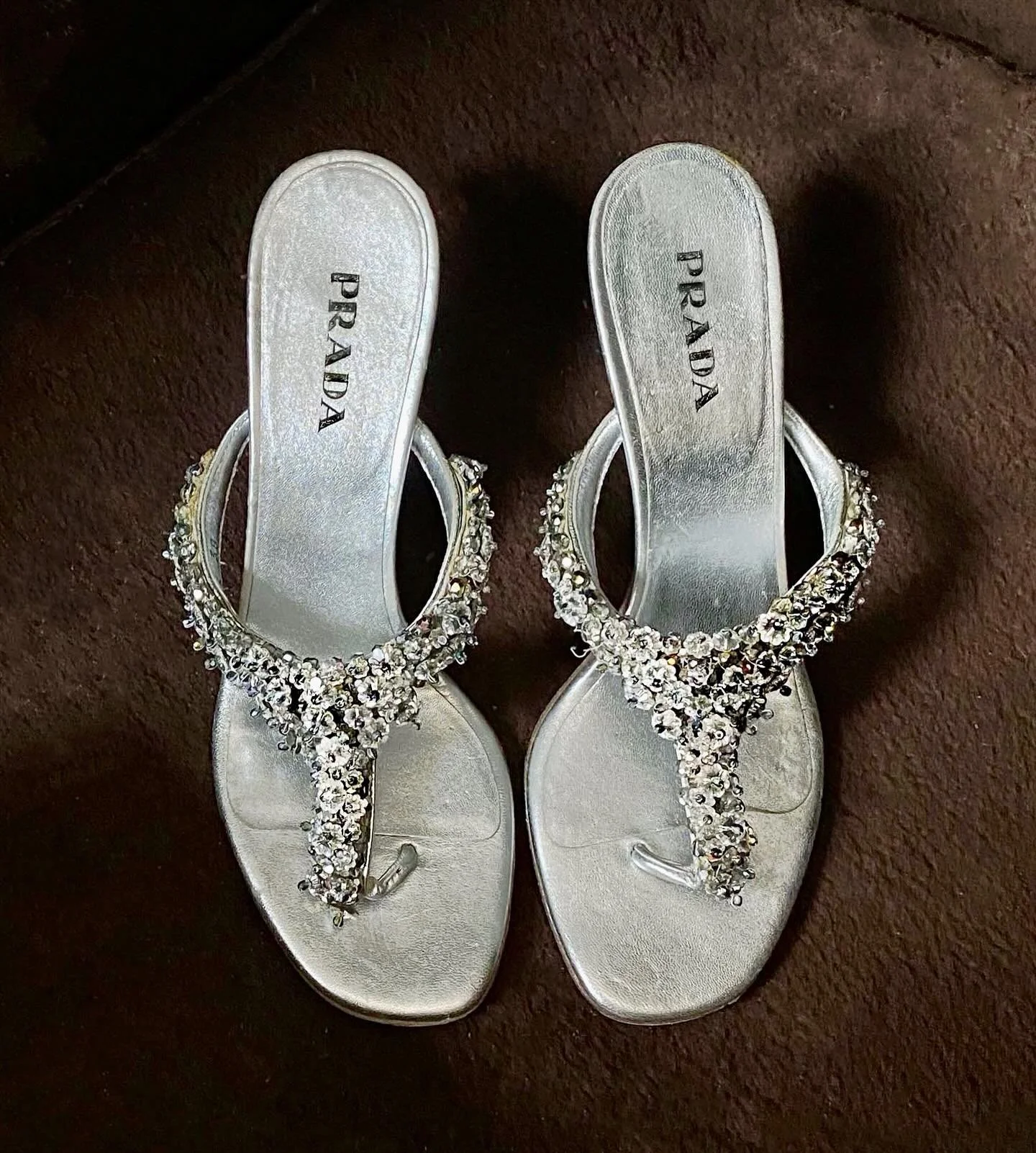 Vintage Prada silver crystal and leather kitten slingbacks with cluster rhinestones from the early 2000's in an EU 38, UK 5, US 7, available online now 🪩🩶🪩

More on the site 🩶

#vintageprada #vintageshop #designervintage #designerheels #prada #20