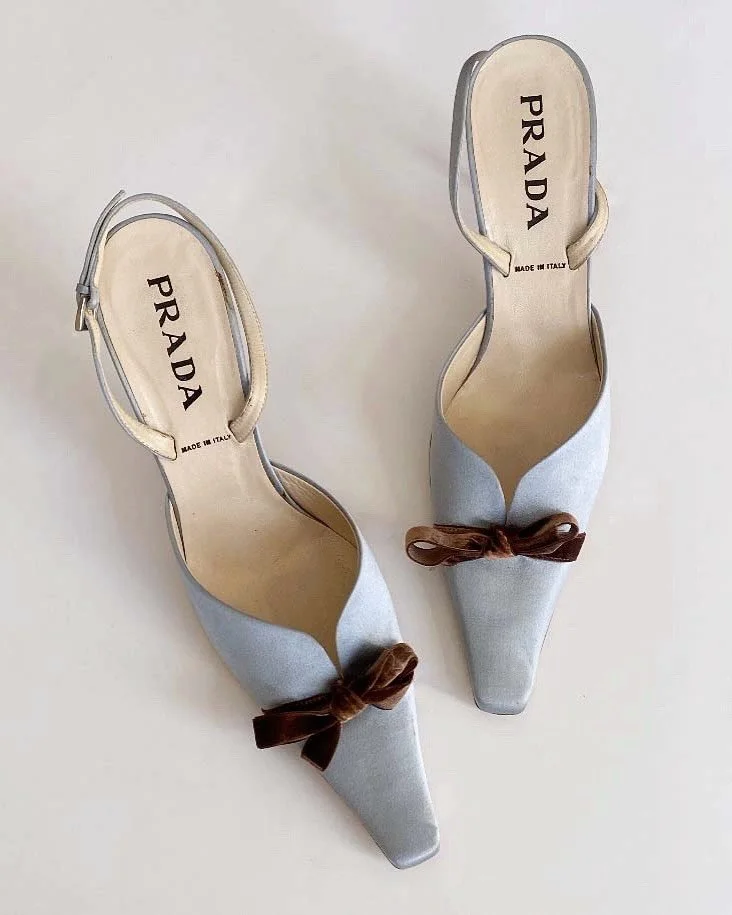 Vintage Prada baby blue satin kitten slingbacks with chocolate velvet bows from the early 2000's in an EU 40, UK 7, US 9, available online now 🩵🤎

More on the site 🩵🤎

#vintageprada #vintageshop #designervintage #designerheels #prada #2000svintag