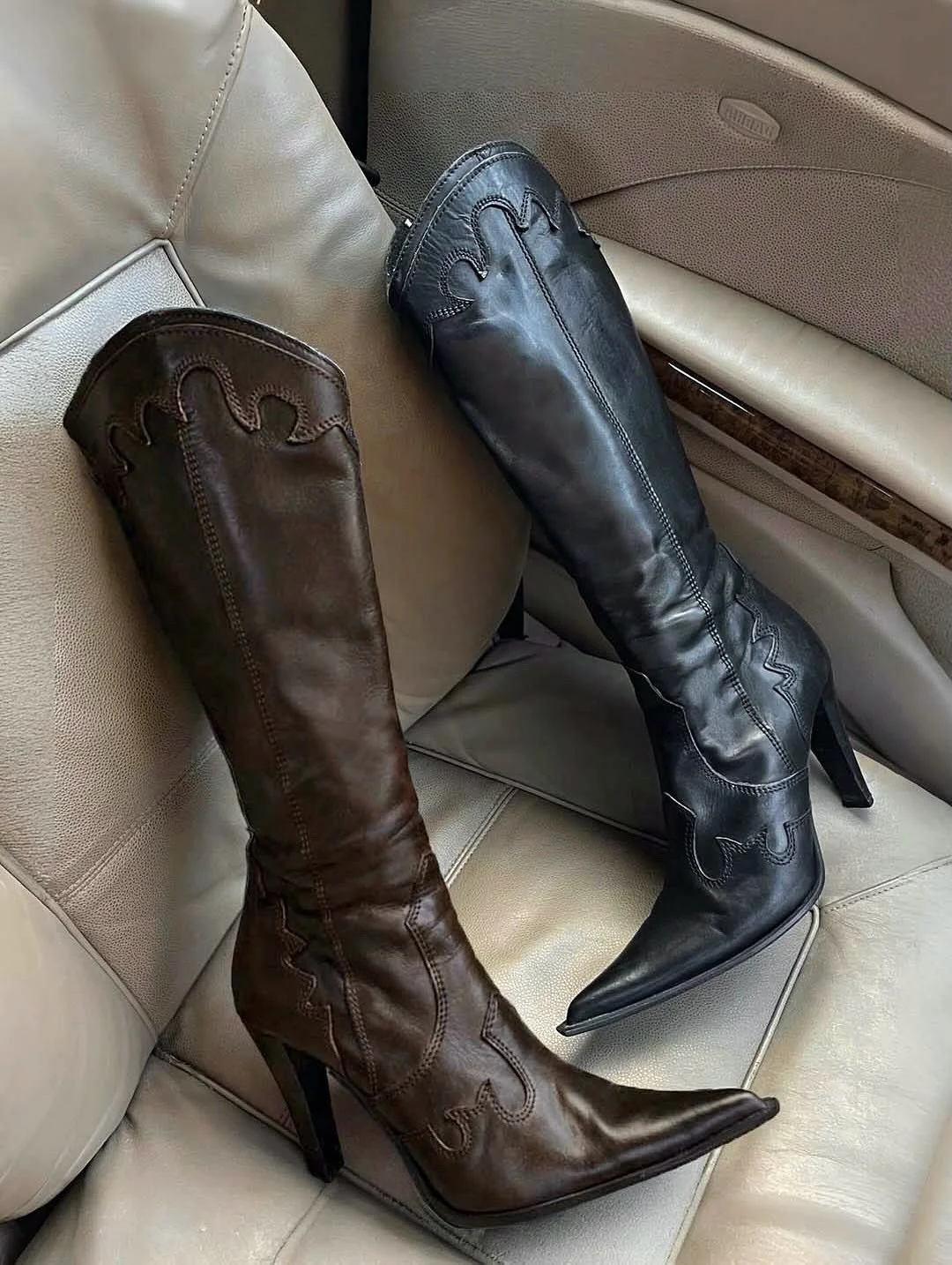 Santiago cowboy boots as worn by @bellahadid in black and chocolate, available for pre-order online now 🤎🖤

Size requests via dm, more on the site 🤎🖤

#santiago #cowboyboots #westernboots #bellahadid #bellahadidstyle