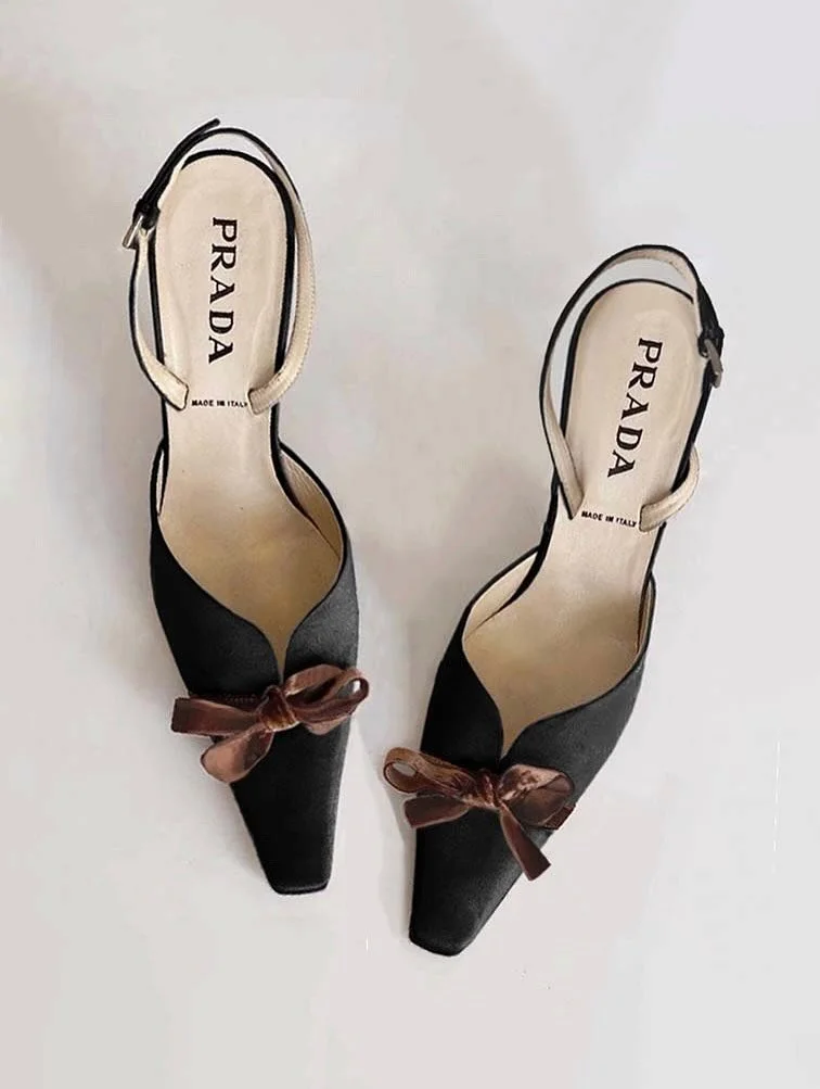 Vintage Prada black satin kitten slingbacks with chocolate velvet bows from the early 2000's in an EU 39, UK 6, US 8, available online now 🖤🤎

More on the site 🖤🤎

#vintageprada #vintageshop #designervintage #designerheels #prada #2000svintage #p