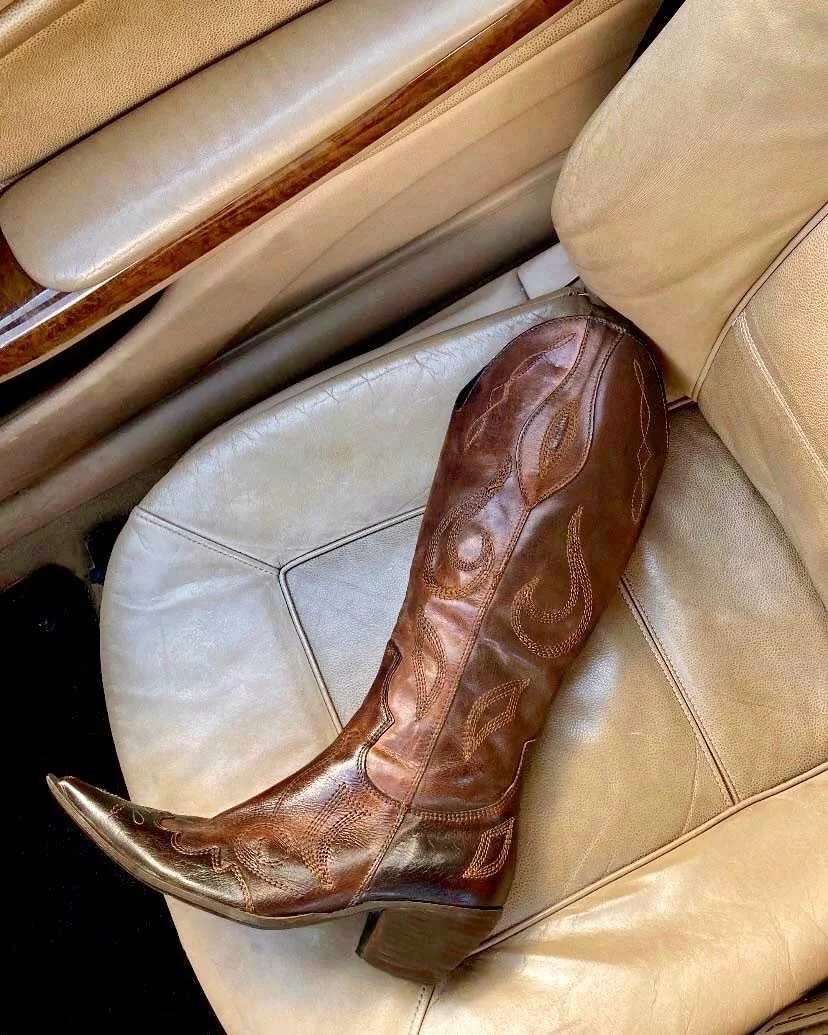 Santiago stacked cowboy boots in black and chocolate, available in select sizes and for pre-order online now 🤎🖤

Size requests via dm, more on the site 🤎🖤

#santiago #cowboyboots #westernboots #santiagoboots