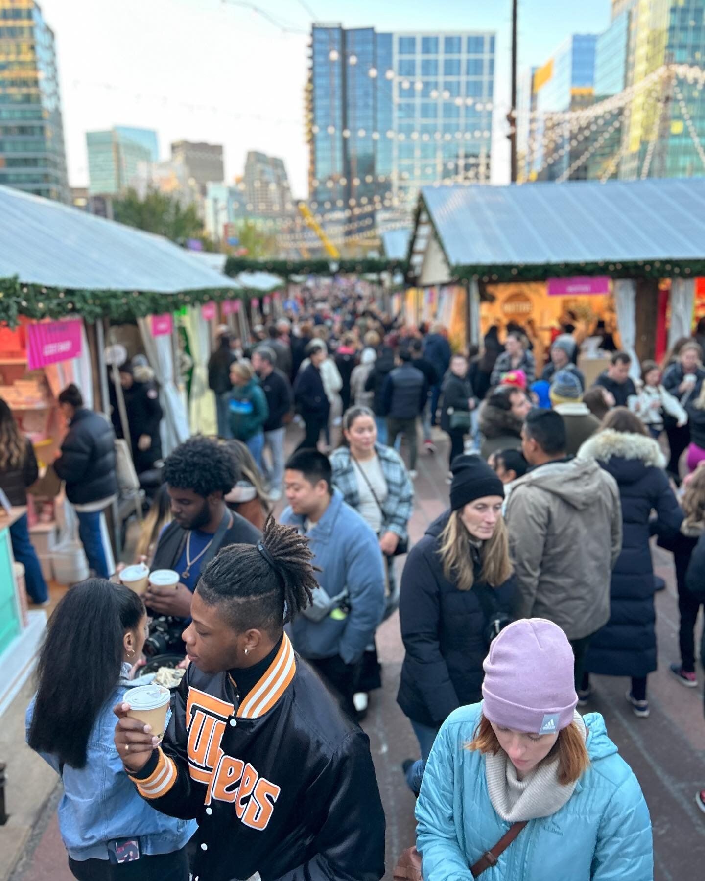 Calling all market lovers! 
Plan a trip to the #holidaymarketatsnowport this weekend. Spend your day with us @seaportbos discover unique gift items, great food options 🌮🍗🍝🍕🥟🧇🍪🍫🤯and don&rsquo;t forget to craft with @the.makersclub at the craf