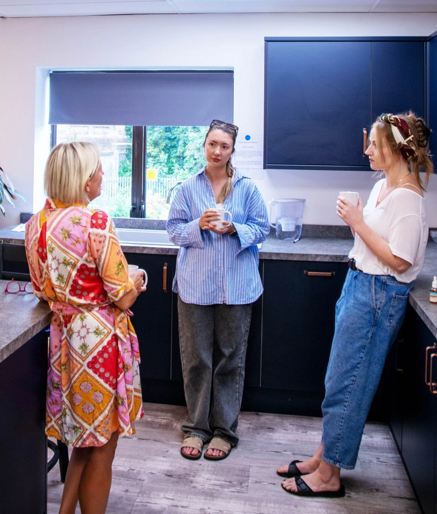 Working solo doesn&rsquo;t have to mean working alone ☕
At The Dock Hub, a quick tea break and chat can do wonders for your focus (and your mood).
Because the best ideas often start over coffee.

#coworkingHove #coworkingspace #coworkingcommunity #of