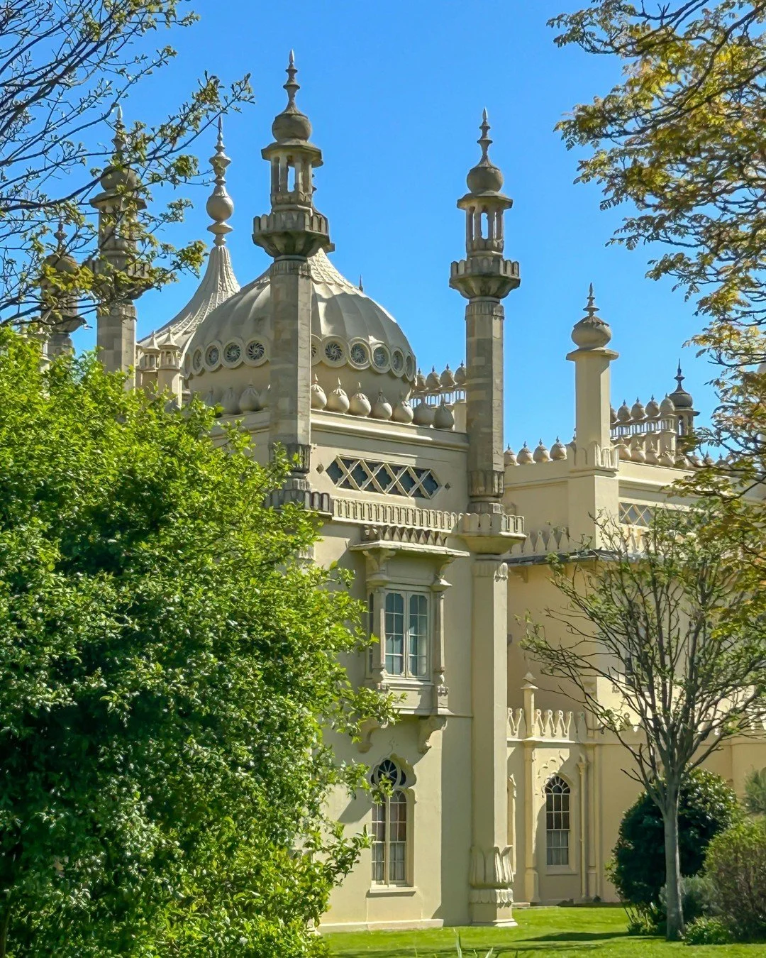 Brighton &amp; Hove really is one of a kind.
From the sea to the architecture, there&rsquo;s beauty tucked into every corner of this city ☀️

#BrightonAndHove #BrightonLife #Hove #VisitBrighton #SeasideCity #BrightonArchitecture