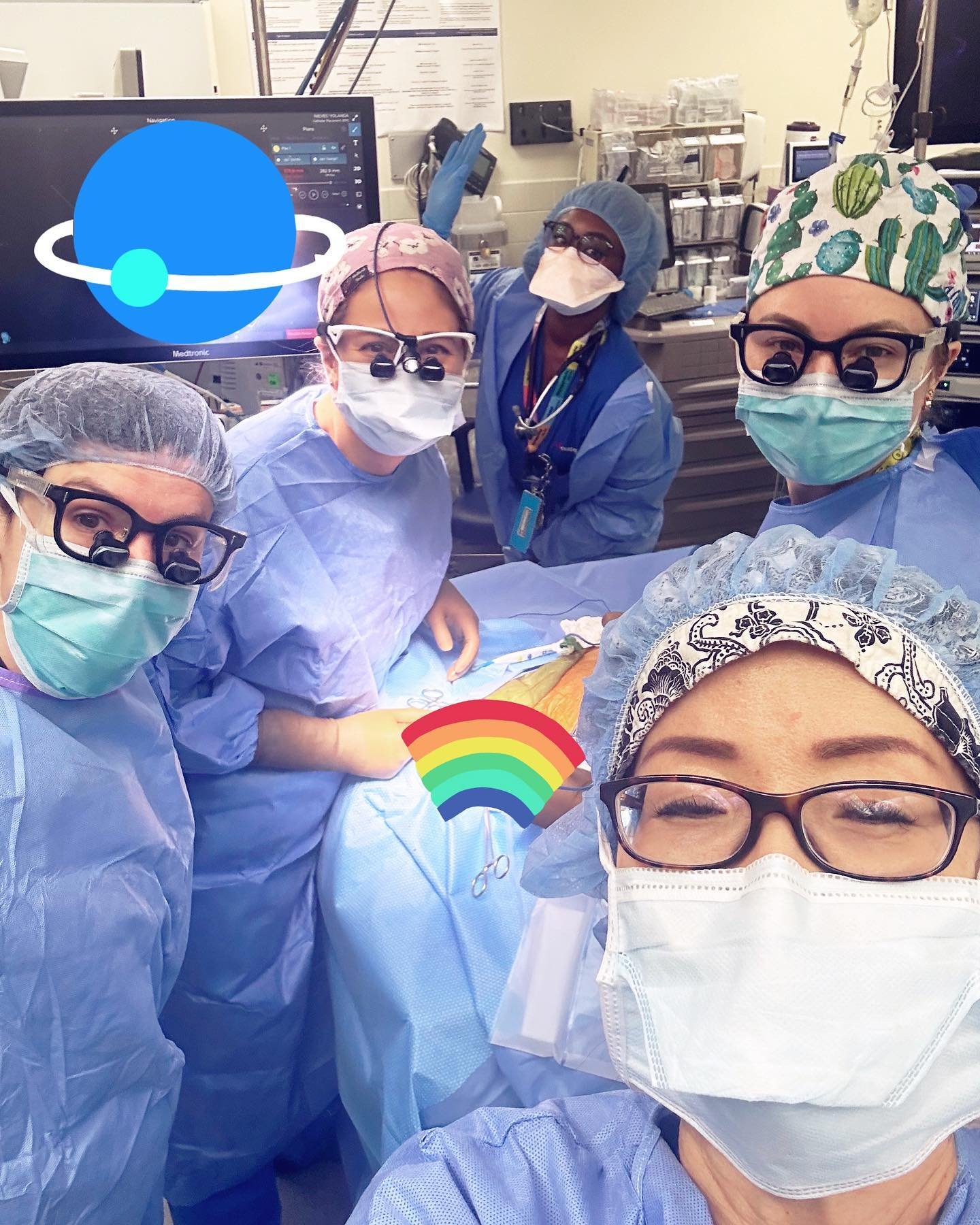 #ilooklikeasurgeon 
An all female surgical team from attending Dr. Crisman to circulating nurse Jin Young Lea today in the OR!