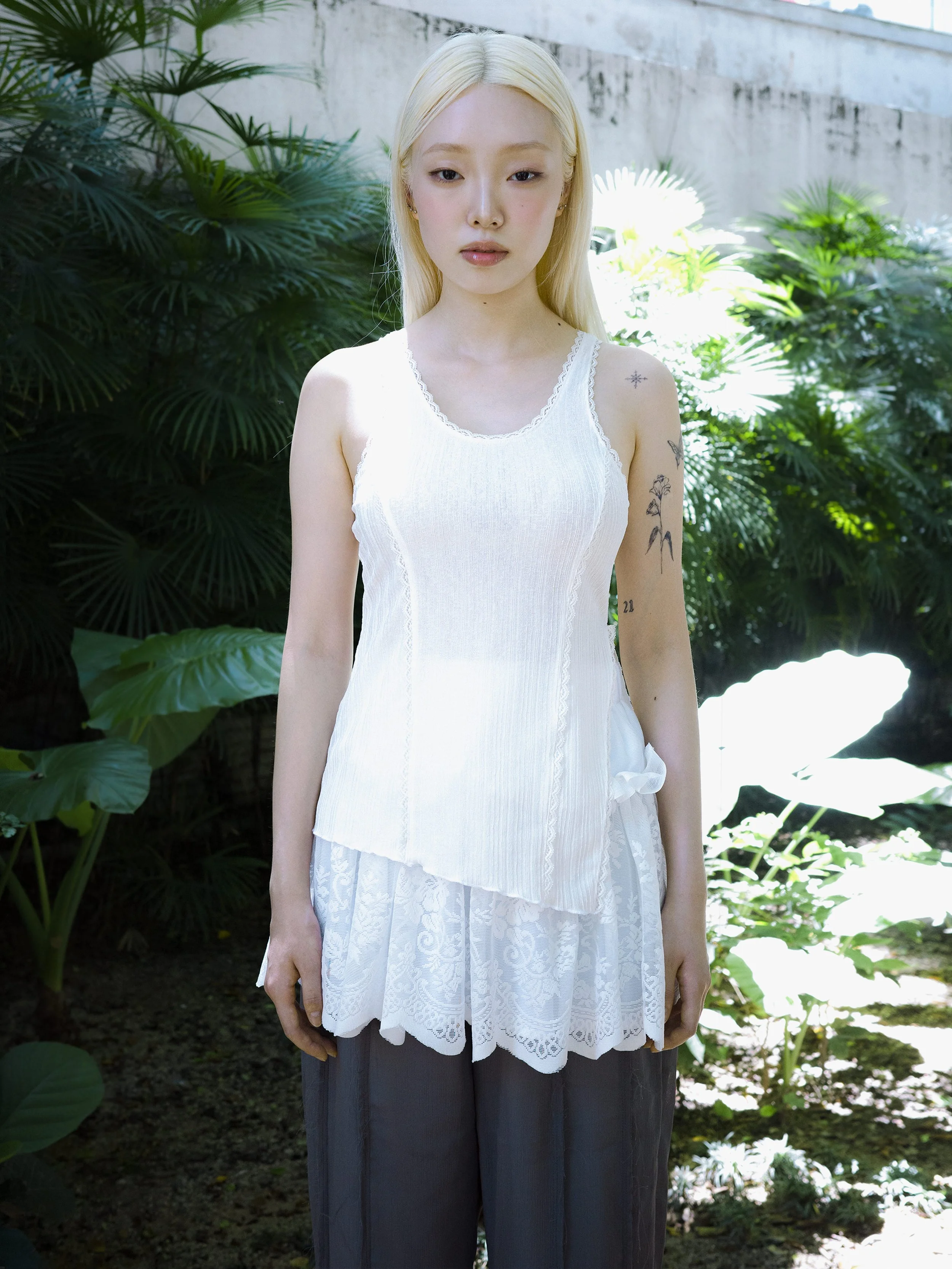 Sofiewht4aaa.jpg