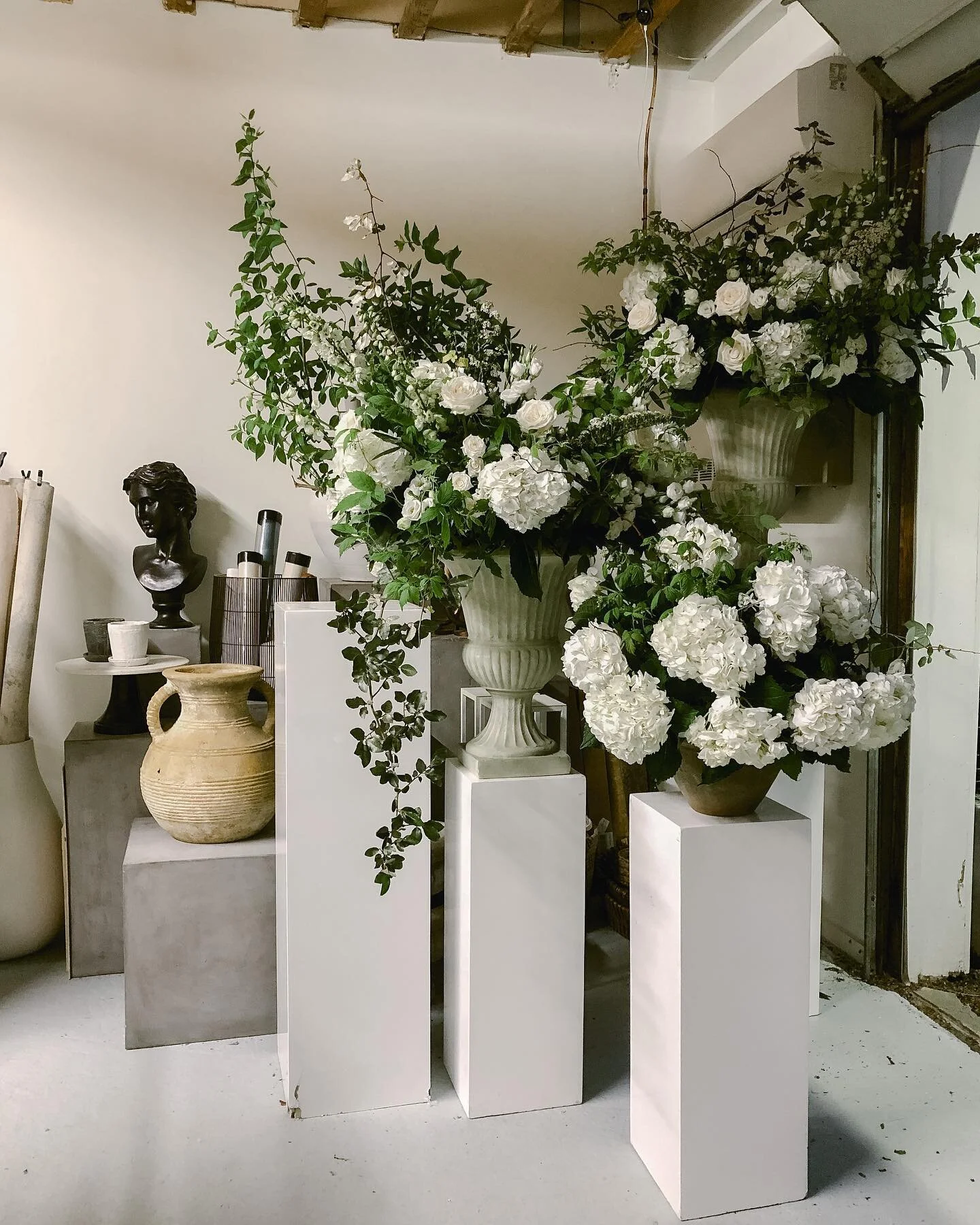 Late nights in the studio&hellip;

#weddingfloral #art #studio #floralartist #flowerart