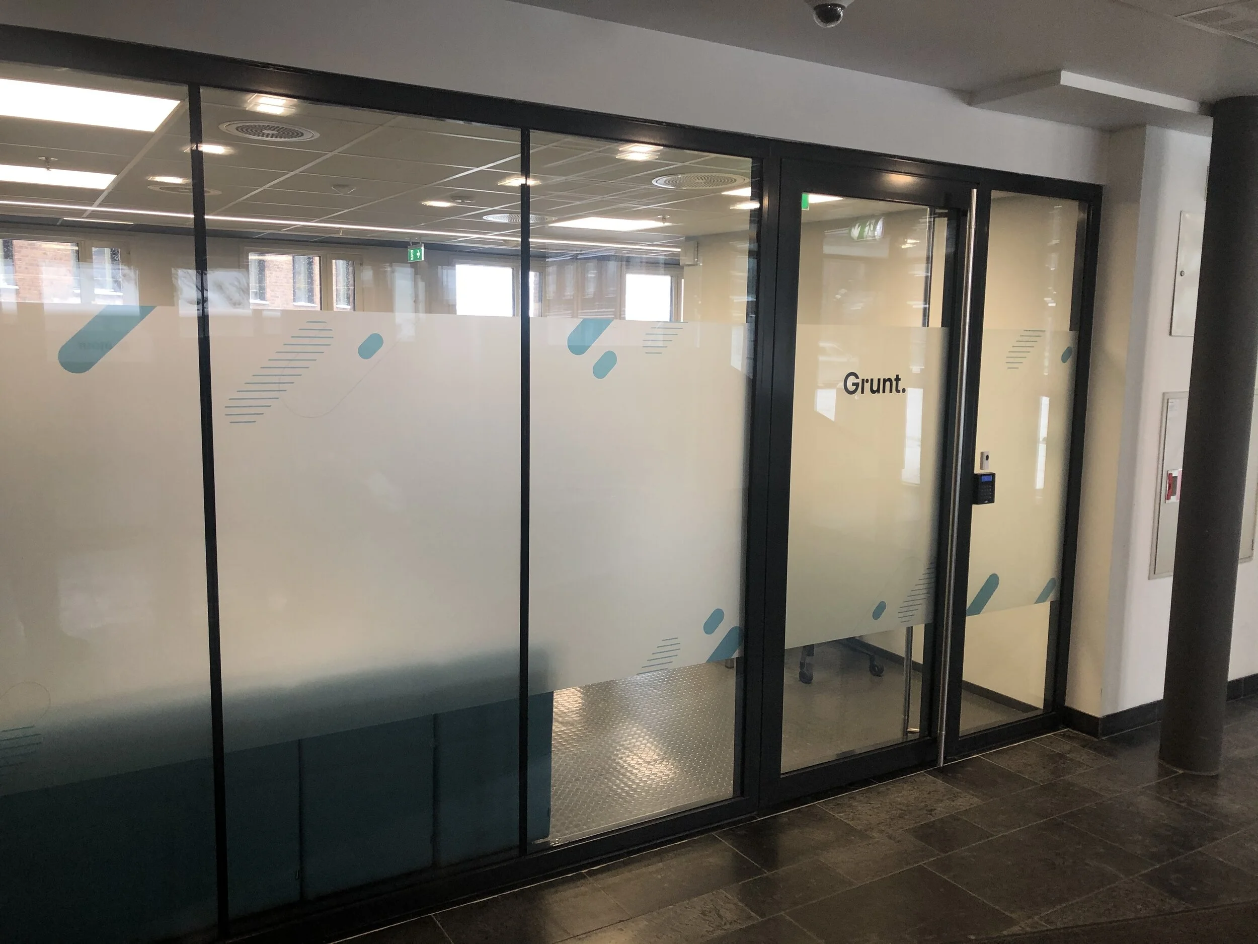 Grafisk trykk på hvitt frostfolie for teknologiselskapet Grunt