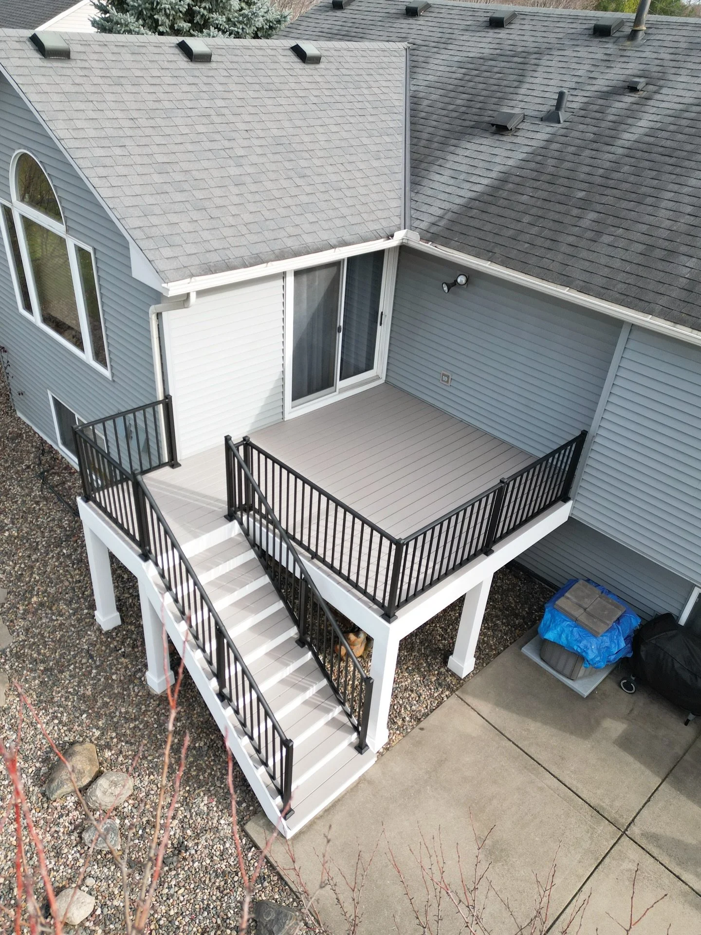 Wrapped up this Deck Remodel just in time for 🦃 Day #beforeandafter #thankful 👀🙏
&bull;
&bull;
This deck features @timbertech Advanced PVC decking in the #slategray color and @azekexteriors White PVC trim ❄️🔥🩶
&bull;
&bull;
#thanksgiving #winter