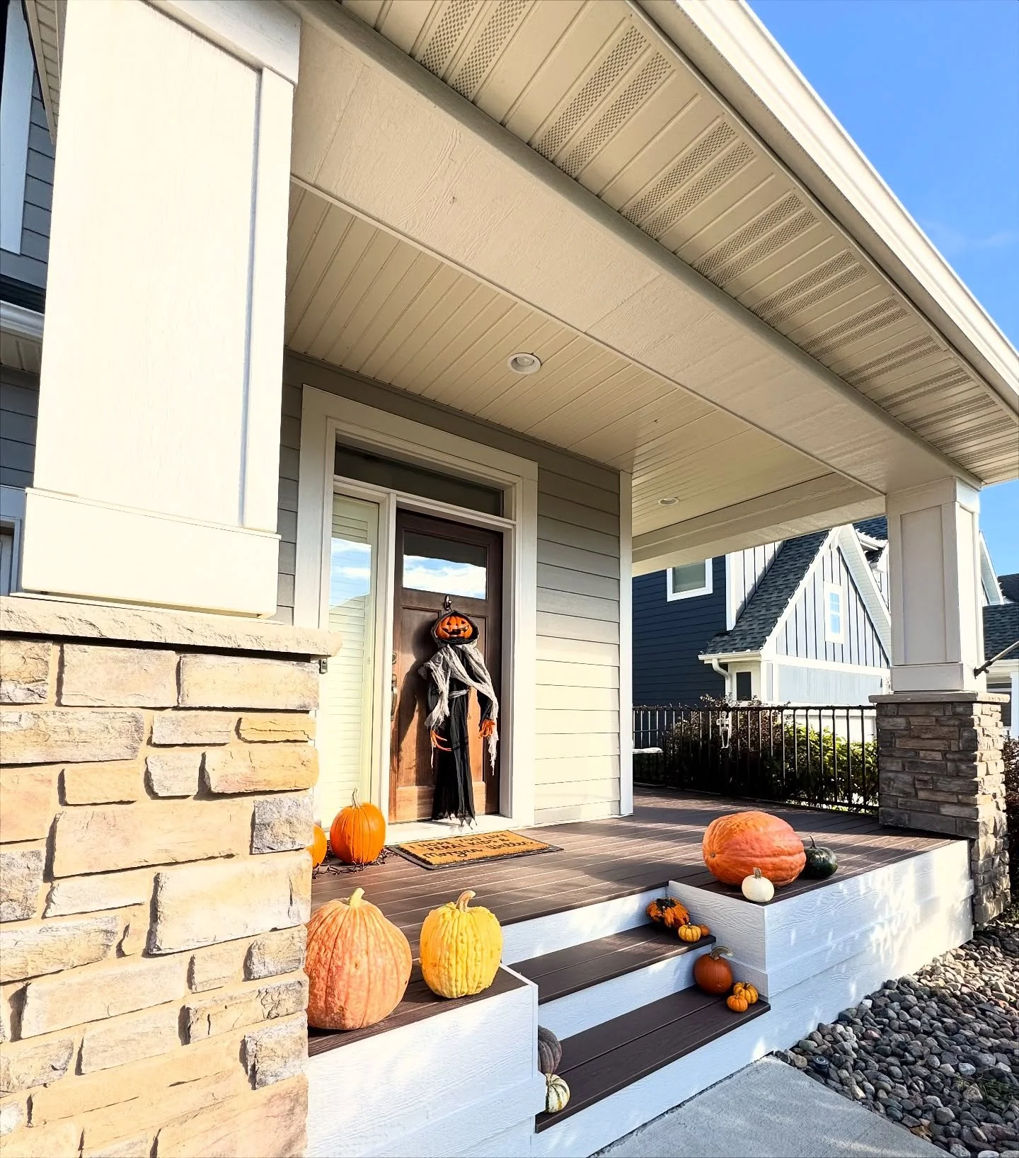 We wrapped this front porch up just in time for the trick-or-treaters 🧛👻🍭🍬
&bull;
Then jumped straight to the backyard to spice up their deck! 🍂🍁🔥
&bull;
&bull;
&bull;
#FallDecor #HalloweenVibes #PorchGoals #OutdoorDecor #DeckDesign #HomeInspo