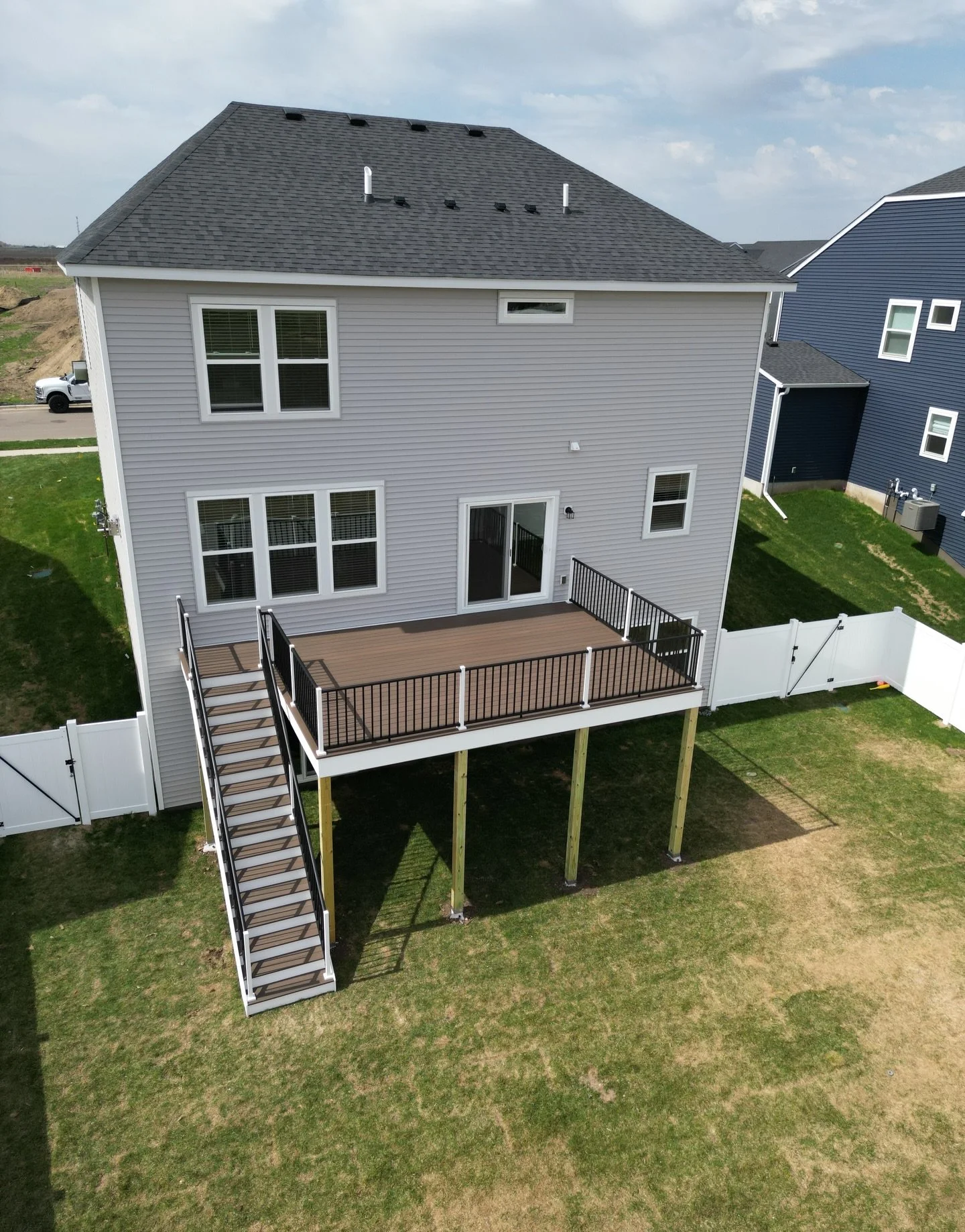Another deck wrapped and another backyard transformed. Ready for memories that last a lifetime🙌🏻😍✨
&bull;
Featuring American walnut from the @timbertech Landmark collection🪵 for the main decking boards, picture frame, and stair treads. Paired wit