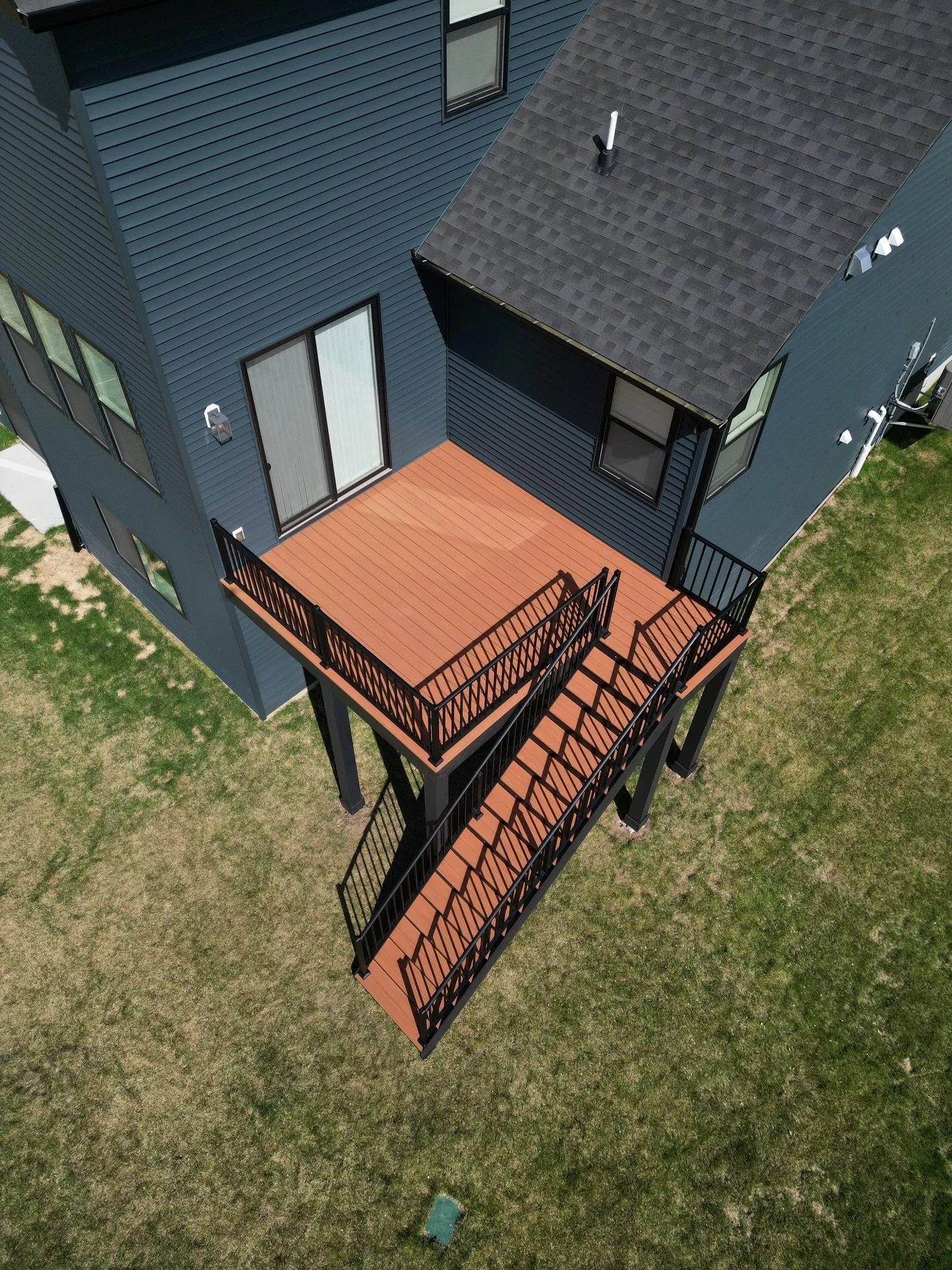 Next level craftsmanship on this one😮&zwj;💨📈🔥 The homeowners brought the vision and we brought it to life🔨
&bull;
&bull;
Might be the most eye-catching deck we&rsquo;ve built yet and we are all OBSESSED! 💥🥵😍👀
&bull;
Featuring @timbertech Cyp