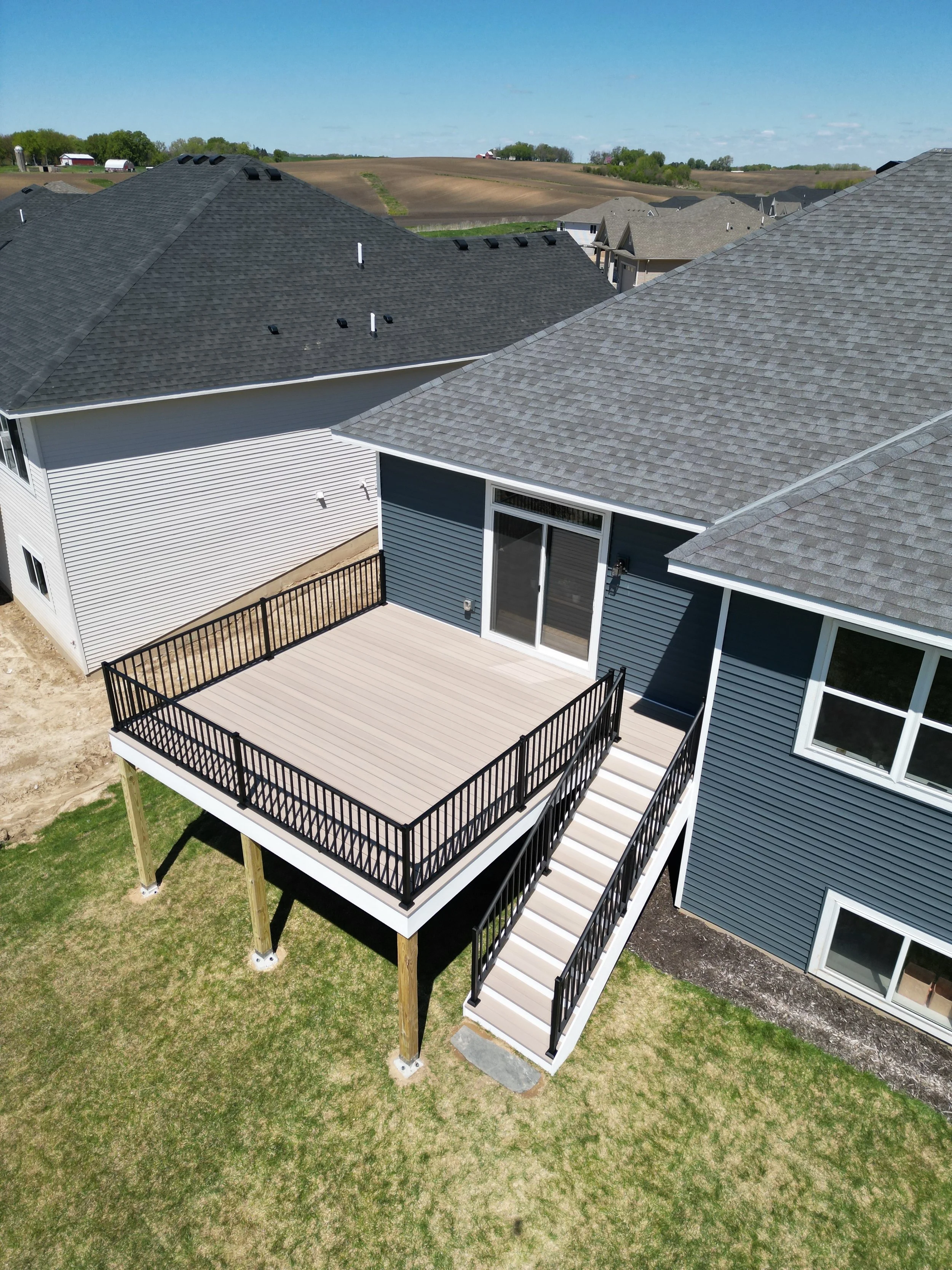 New outdoor era unlocked for these homeowners🔓🥂 Where Summer nights hit different, backyard hosting feels effortless and curb appeal is on another level 📈🏡✨
&bull;
&bull;
Featuring @timbertech French white oak, added picture-frame and crisp white