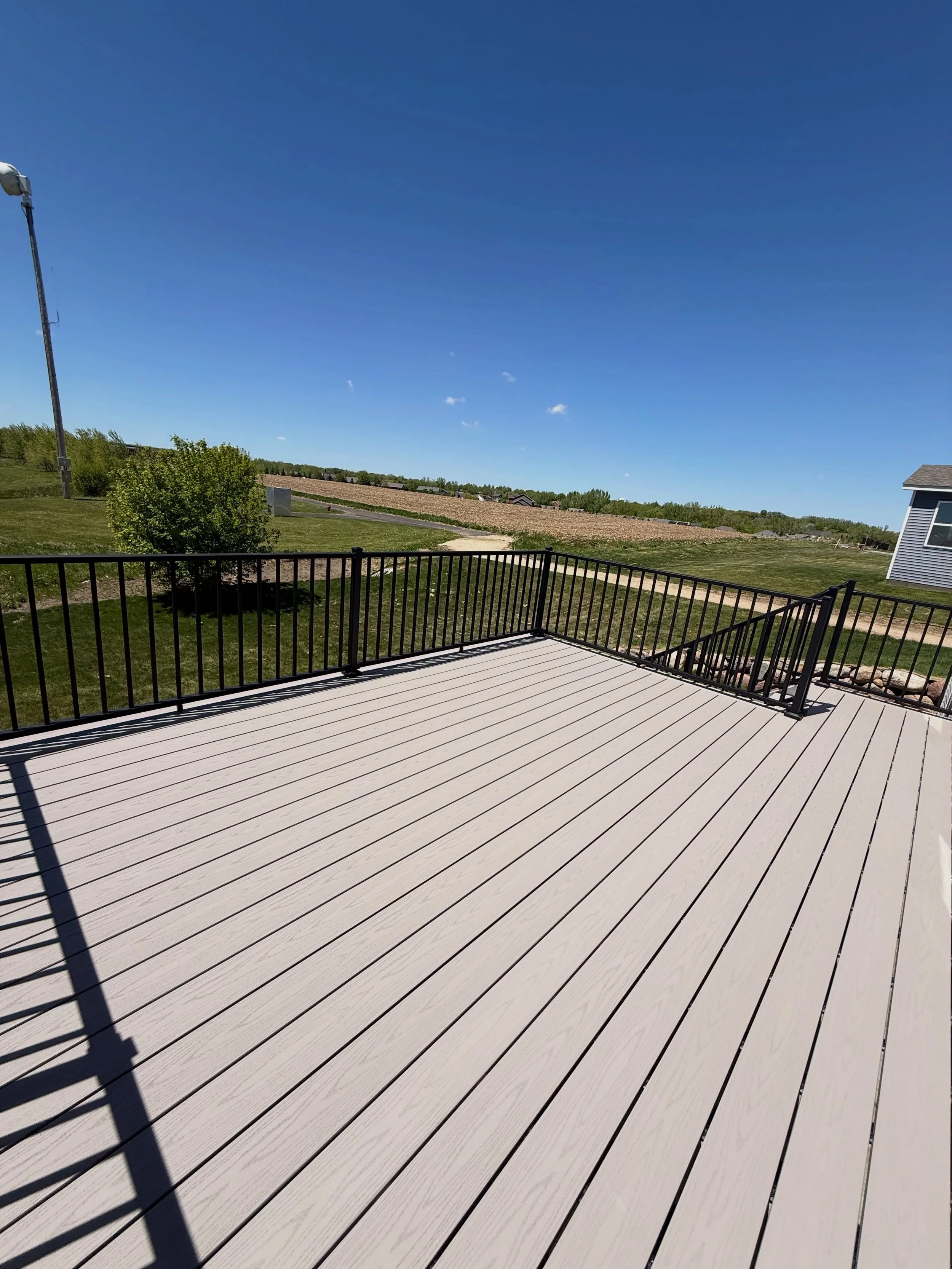 Home runs look even better from a brand-new deck😏⚾️
&bull;
&bull;
This @timbertech Slate Gray deck finished with white post wraps, creates the perfect space to relax and enjoy the view😎👀 And when the game starts in the backyard, there&rsquo;s no b