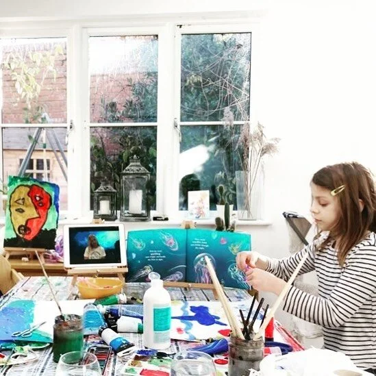 We love this photo sent in by @wildandfreetherapy who has really made the most out of our virtual lessons with @arts2educate recently. This mummy even managed to squeeze in some yoga whilst we kept the kids entertained. Now that&rsquo;s what we like 