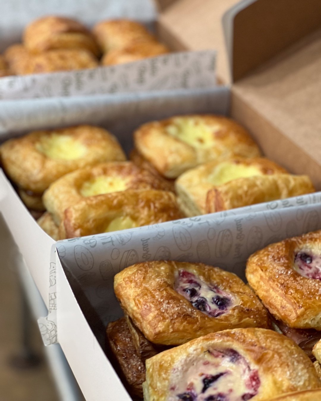 🎓 One smart cookie deserves a dozen more. 🍪
Graduation parties taste better with our catering menu! Order your sweet and savory faves for this week's celebrations! baketheburg.com/catering