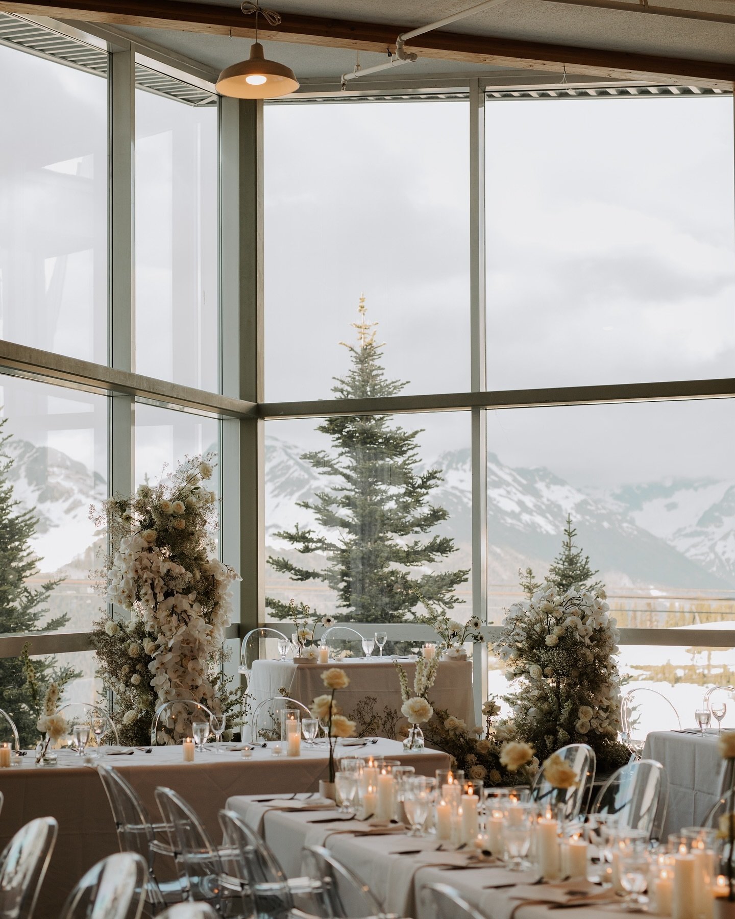 Up in the clouds for the special day☁️🥂🕯️

Venue: @whistlerblackcomb 
Photography: @jennifersee.studios