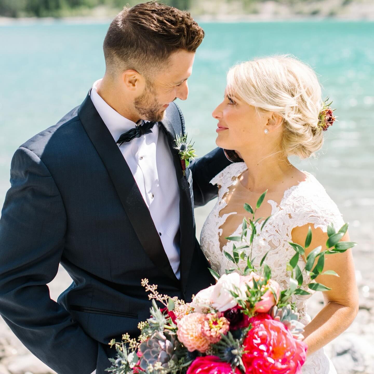 If this photo makes you miss summer, you&rsquo;re not alone. The Rockies bring a stunning colour pallet and backdrop to every wedding, and bright pops like these gorgeous bouquet elevate and complement the aesthetic perfectly. 🌷