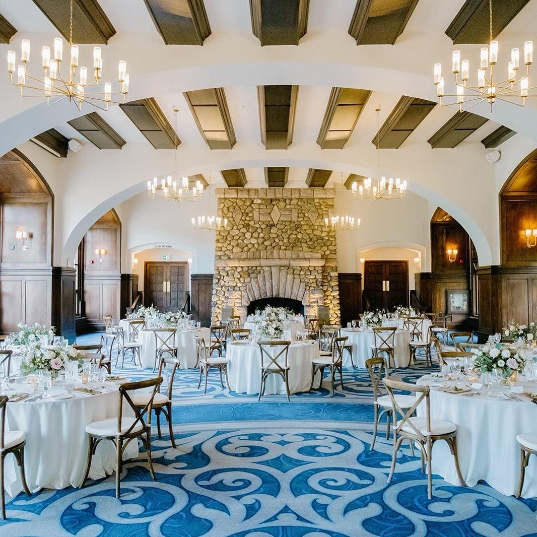Nothing says elegant mountain wedding quite like the iconic ballroom at the Fairmont Chateau Lake Louise. This space is absolutely gorgeous and the views are unforgettable. 🏰