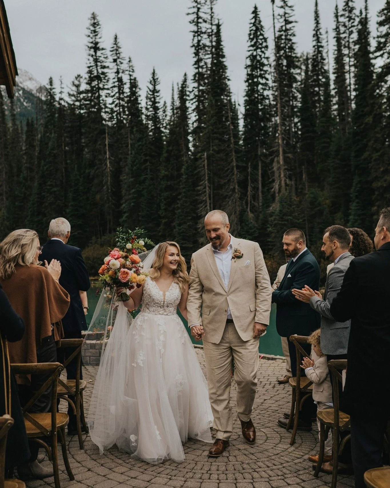 There&rsquo;s something undeniably special about an October wedding, especially in a setting this breathtaking. Crisp mountain air rolling off the lake, soft golden light fading into a dreamy evening glow, the perfect backdrop for an unforgettable ev