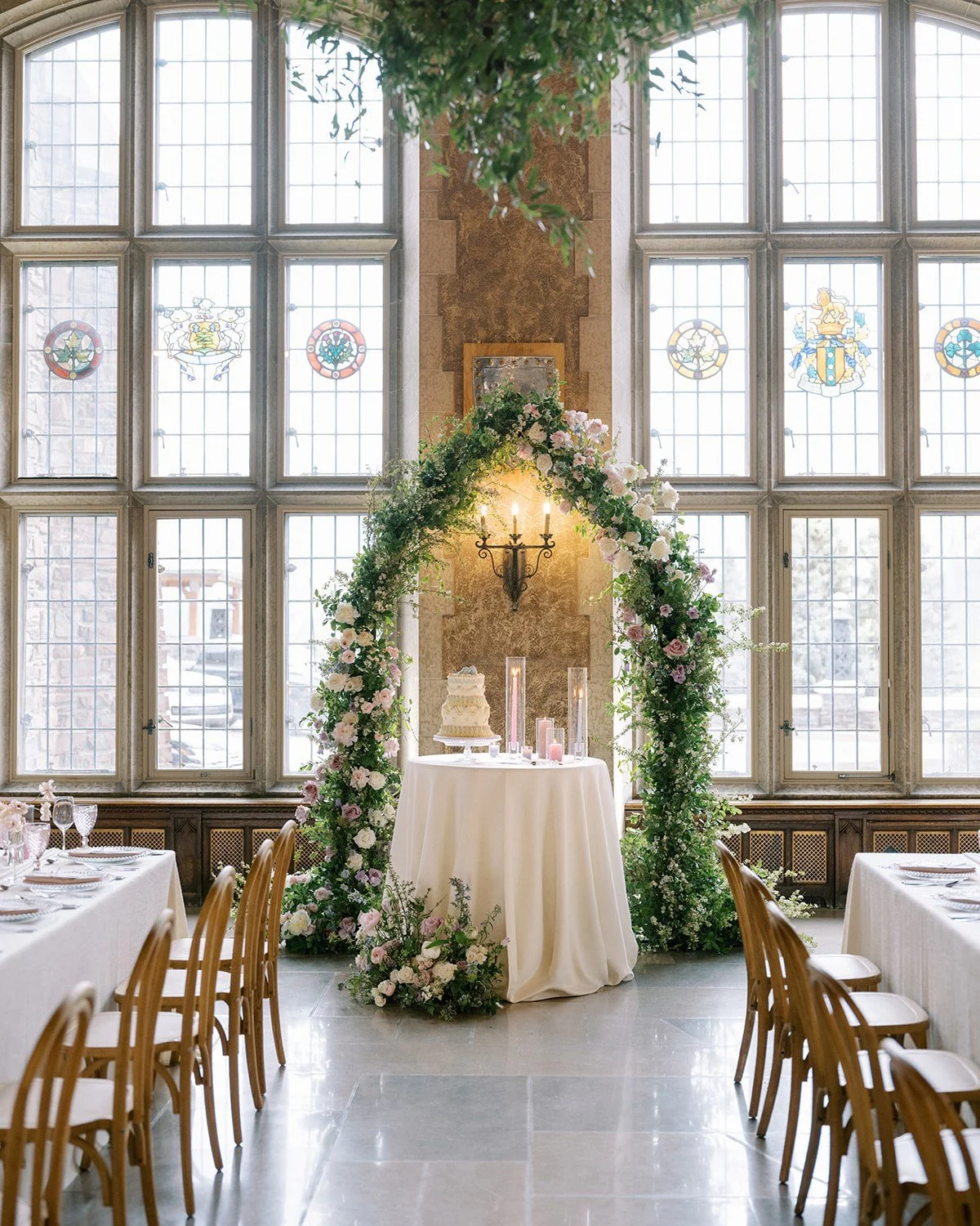 The cake table of our dreams. Everything is elevated at the Banff Springs, but these florals and this beautiful cake really do speak for themselves. 

#weddingcake #weddinginspo #banffweddings #weddingcake #weddingplanning #weddingreception