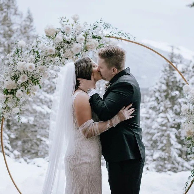 The picturesque nature of a winter wedding makes the chilly weather completely worth it. How stunning is this ceremony backdrop at Stewart Creek in Canmore? 

#winterwedding #weddinginspo #weddingplanner #canmore #mountainwedding