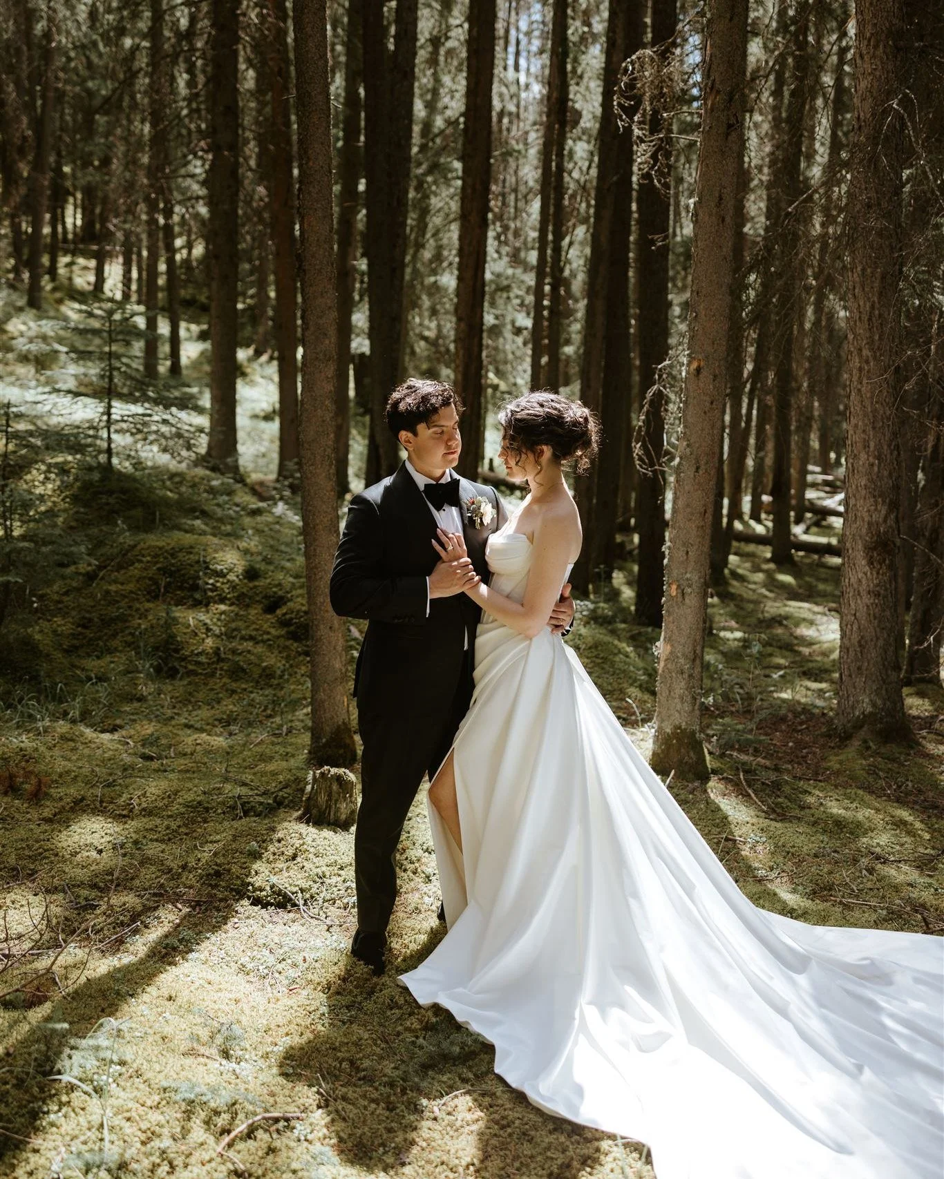 One of the many benefits of getting married in the mountains: the alpine landscapes are the backdrop to your entire day, and they make for stunning photos. 

#mountainweddings #banffweddings #banffweddingplanner #weddingplanning #weddinginspo