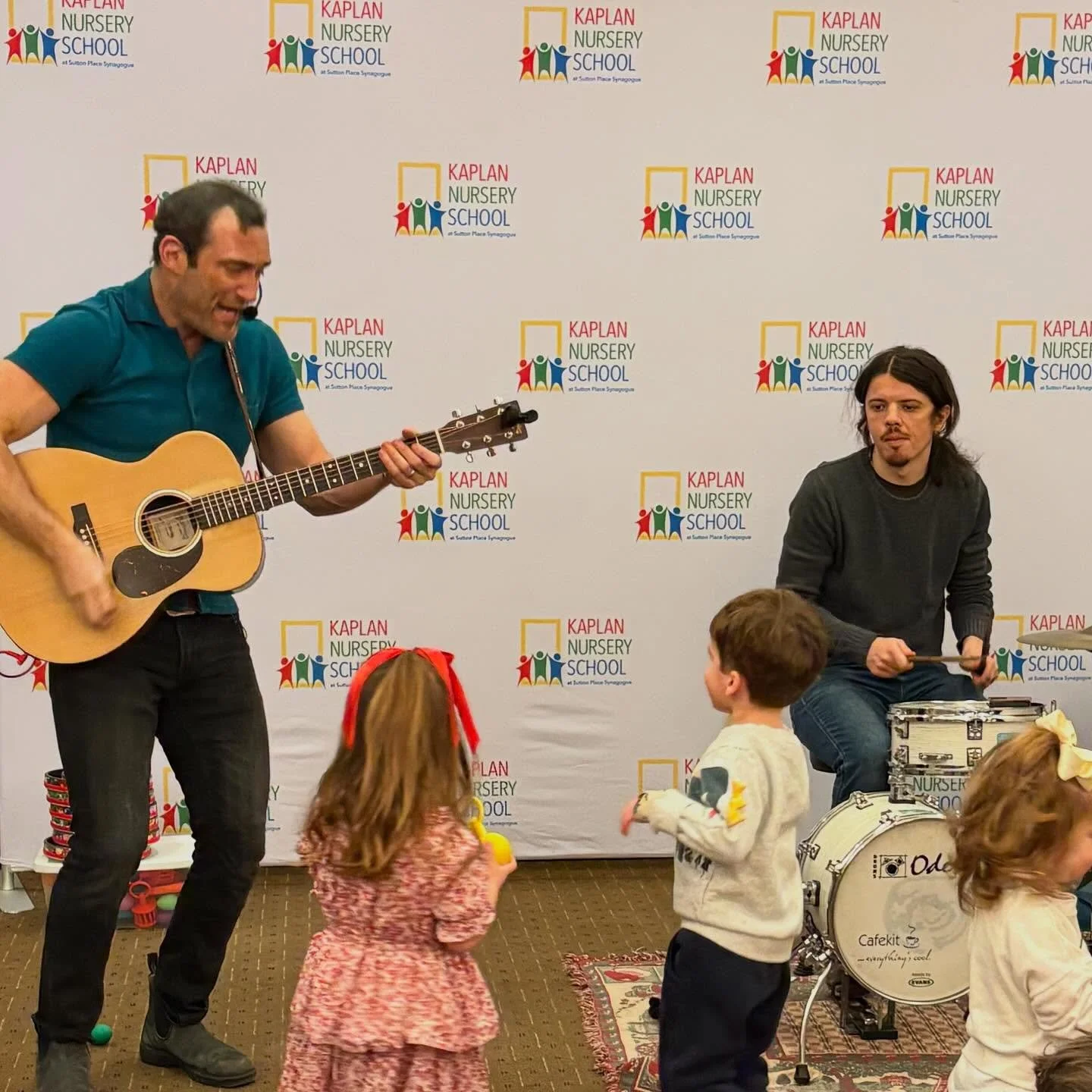 From the cold outside to all the cozy fun inside ❄️🔥
KNS Family Fun Day was full of winter magic!
🎶 A rocking concert with Ramblin&rsquo; Dan (plus kid instruments for everyone to join in!)
🍪 Cookie decorating fun
❄️ Sensory snow play with winter 