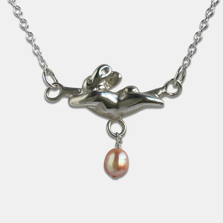 dancing_bunny_necklace_pearl.webp