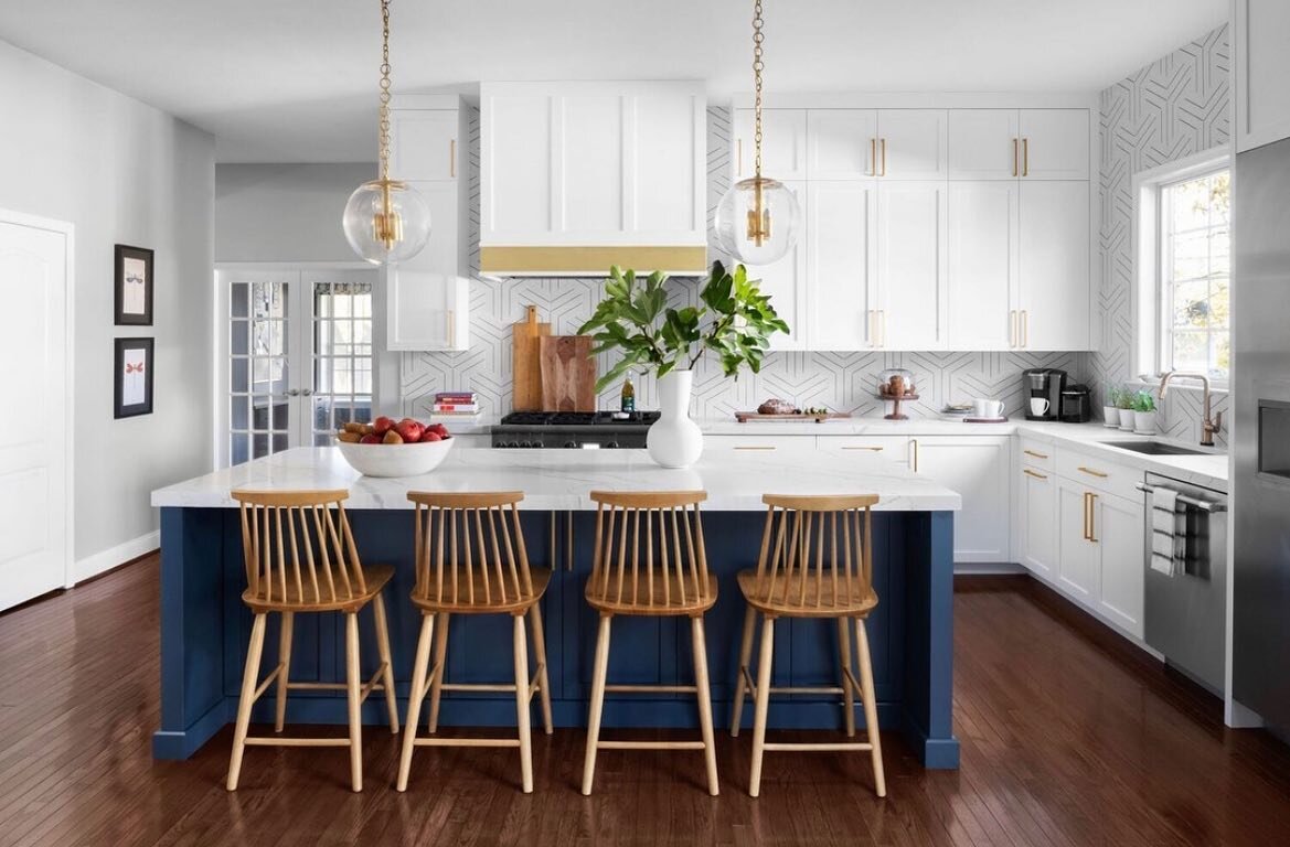 This kitchen, that is currently featured in @thecottagejournal (😃🎉), once had a poor layout and dated finishes but is now the home's showstopper! By sealing a random columned archway, it allowed for more cabinetry and a gas range as the former cook