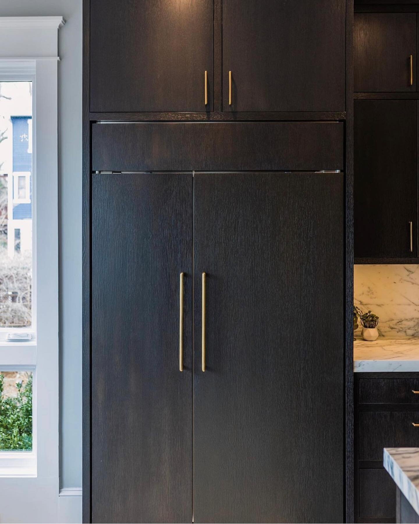 Swipe ➡️ to see what&rsquo;s hidden! Custom fridge panels to &ldquo;hide&rdquo; the refrigerator in our #brookmontproject were the perfect touch added to this kitchen! The rift white oak panels give a weathered texture that stands out and makes a las