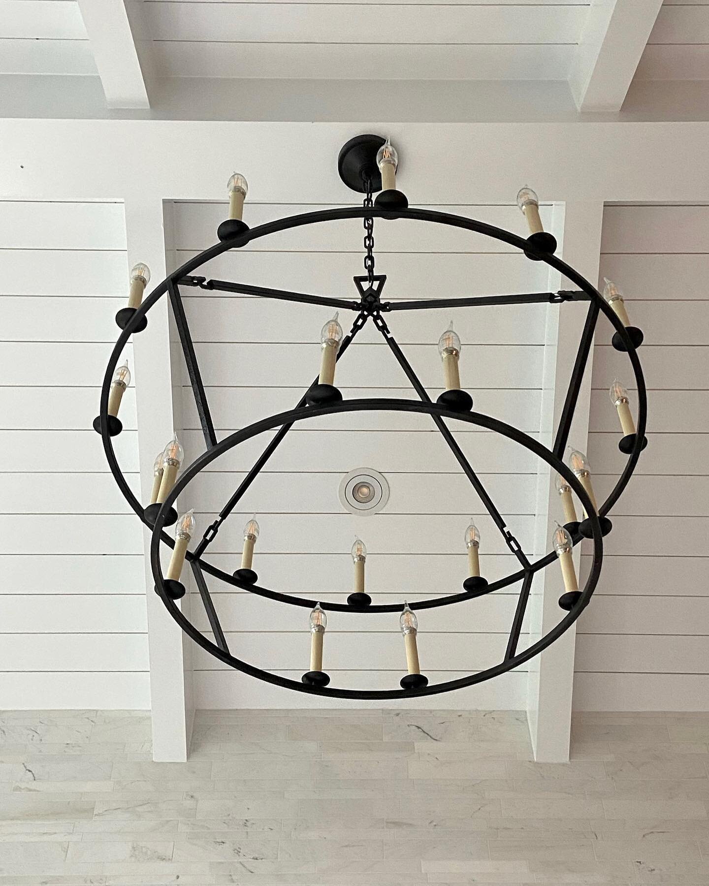 This is a lighting appreciation post🎉 Often, lighting is an underrated detail in a room but it can change a space completely! This wagon-wheel styled chandelier draws the eyes upwards and enhances the vaulted ceilings. Need help selecting the perfec