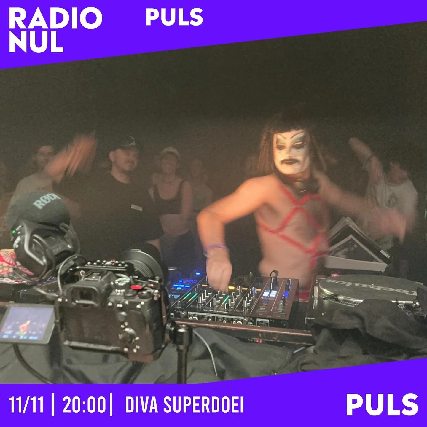 🤖Is het een clown? Is het de liefdesbaby van Gottmik en Miss Kittin? Het is Diva Superdoei, CEO, host en huis-dj van het queerfeest Poederdoos. Superdoei host een vaste avond in Merleyn en hopt met zijn feest langs alle mogelijke venues in Arnhem. H