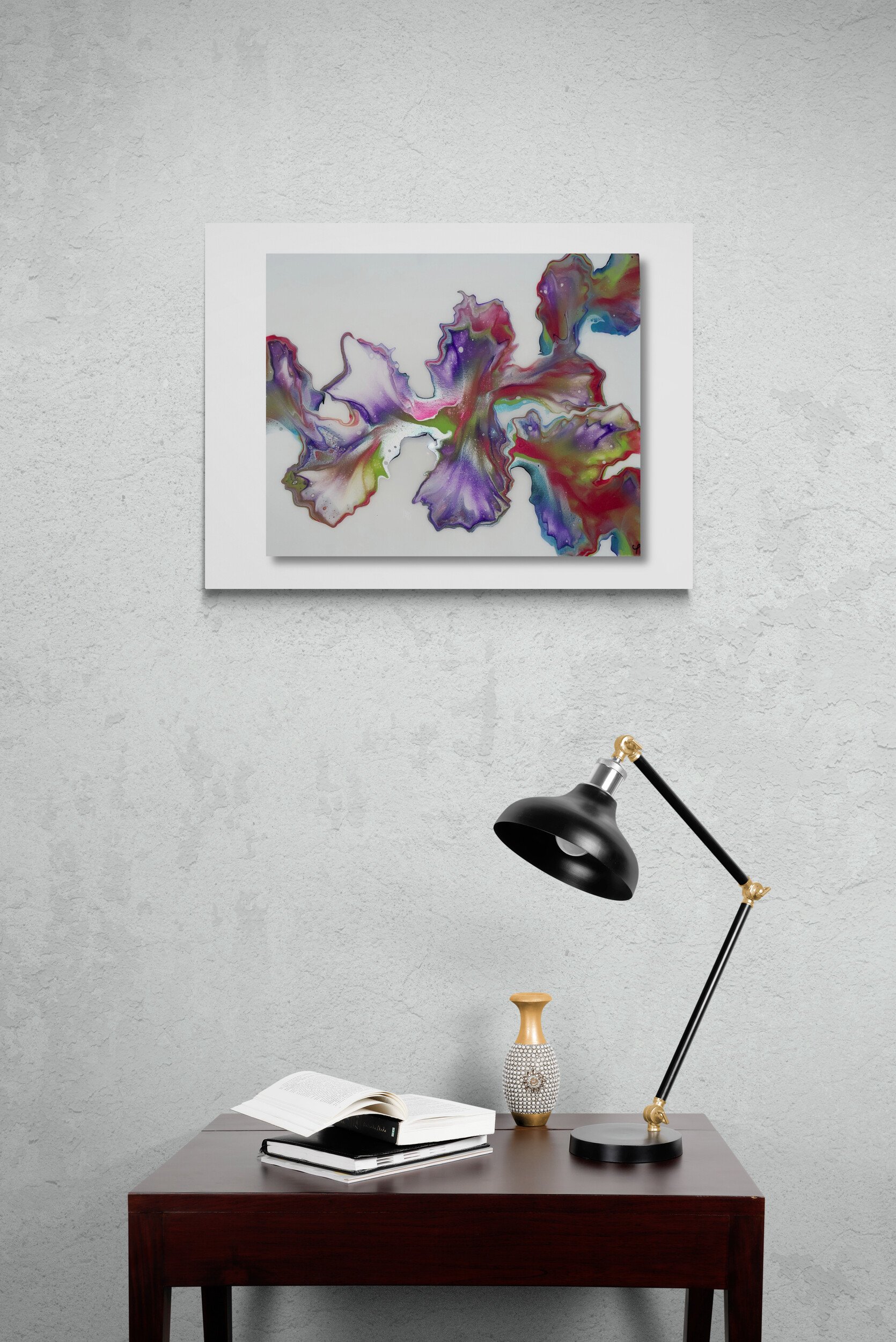 Small_desk_with_black_lamp.jpg