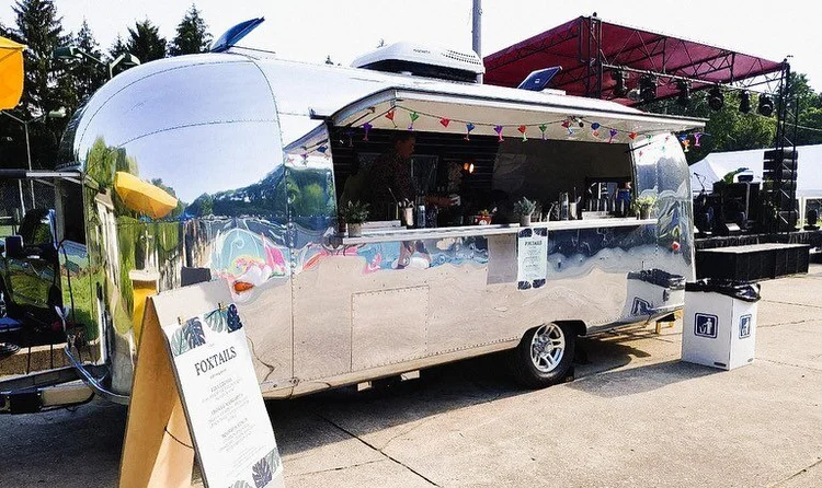 About this weekend 😍 We shook some refreshing cocktails at an amazing pool party!! So grateful for the opportunity for our first big "trailered" event. Book us for your events!! 🥃 🦊 
&bull;
Email Erin for pricing and customizable package