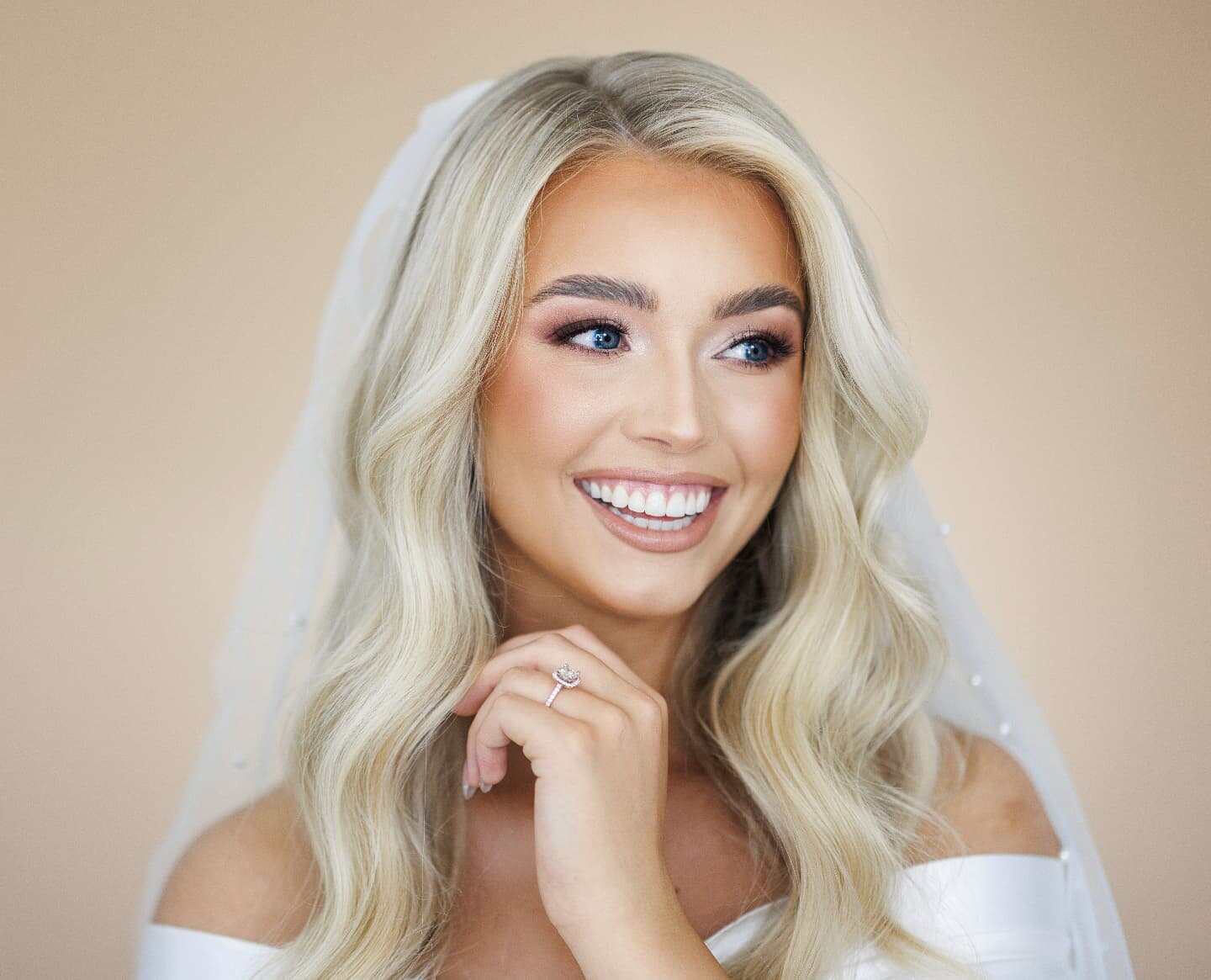 Fresh pinky toned bridal glam. Perfect for blue eyes. 

Wearing @livlashes.co Brin. 

Makeup by me 
Photo by @savanna_richardson_photography
Hair by @brinleyeryn.hair
Model @brinleequilling

#makeupartist #utahmakeupartist #slcmakeupartist #bridalmak