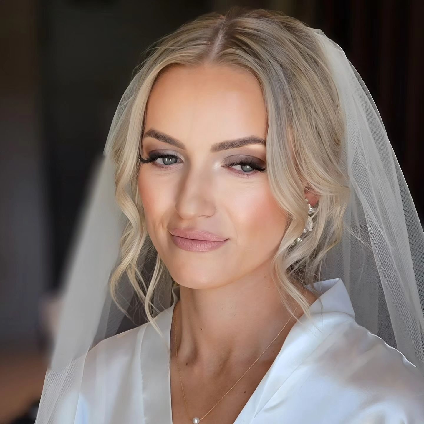 Tips for how to pick your wedding Makeup Artist :

Go with someone who's style is consistent with what you want for your wedding day.

Are they a good and prompt communicator? Not only during the booking process, but during your consultation(s).

Do 