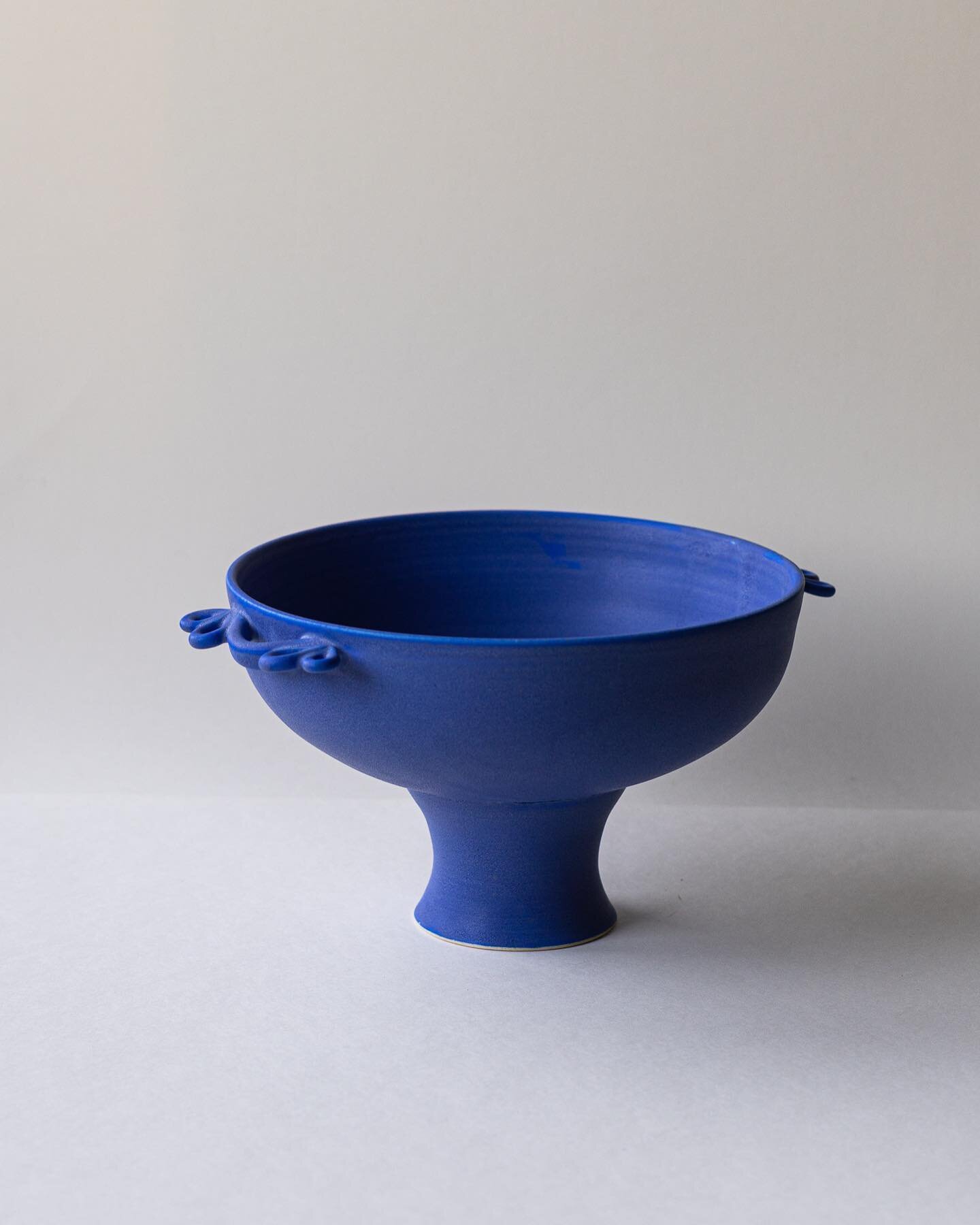 💙 &mdash; still available online

.
.
.
.
.
.
.
.
#pottery #ceramics #potterywheel #wheelthrown #throwing #handmade #potteryforall #studiopottery #studioceramics #matteglaze #centerpiece #fruitbowl