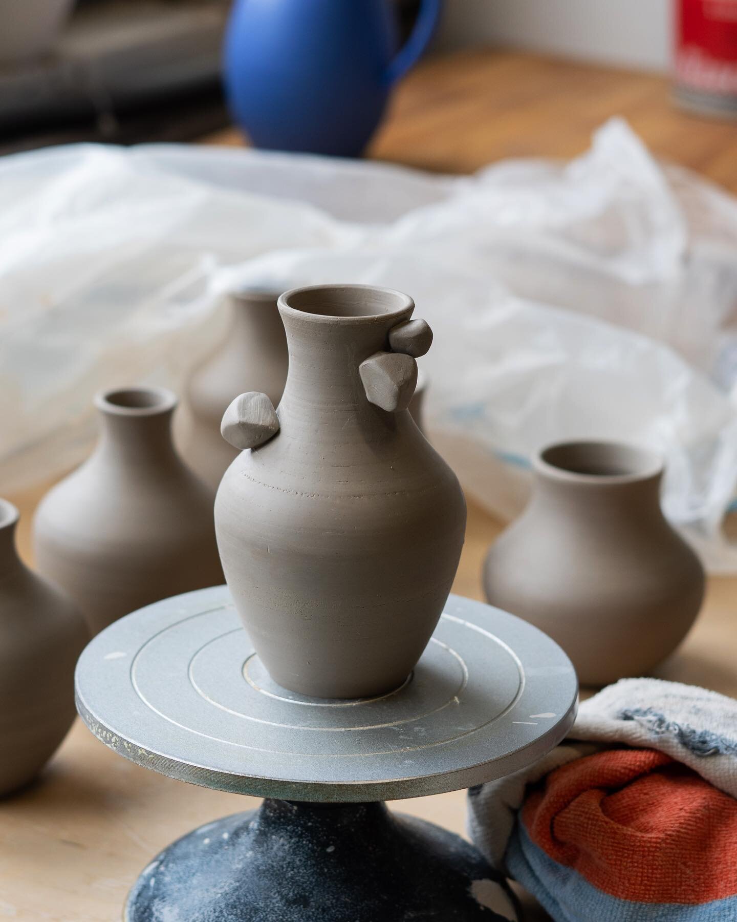 Reprendre des explorations laiss&eacute;es en suspens au printemps dernier. 🪨 
&mdash;
Resume explorations left on hold last spring. 🪨 
.
.
.
.
.
.
.
#pottery #ceramics #potterywheel #wheelthrown #throwing #handmade #potteryforall #studiopottery #s