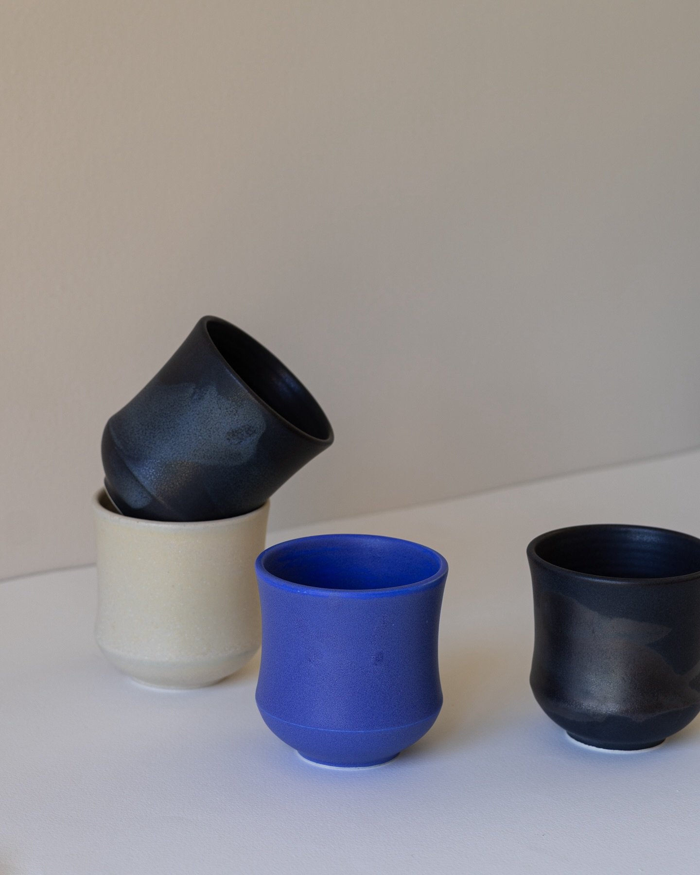 Petit rappel : j&rsquo;ajoute de nouvelles pi&egrave;ces &agrave; ma boutique en ligne demain &agrave; 18h00 🪻
&mdash;
Friendly reminder that my online shop will be stocked with new pieces tomorrow at 6 PM 🪻

#pottery #ceramics #potterywheel #wheel