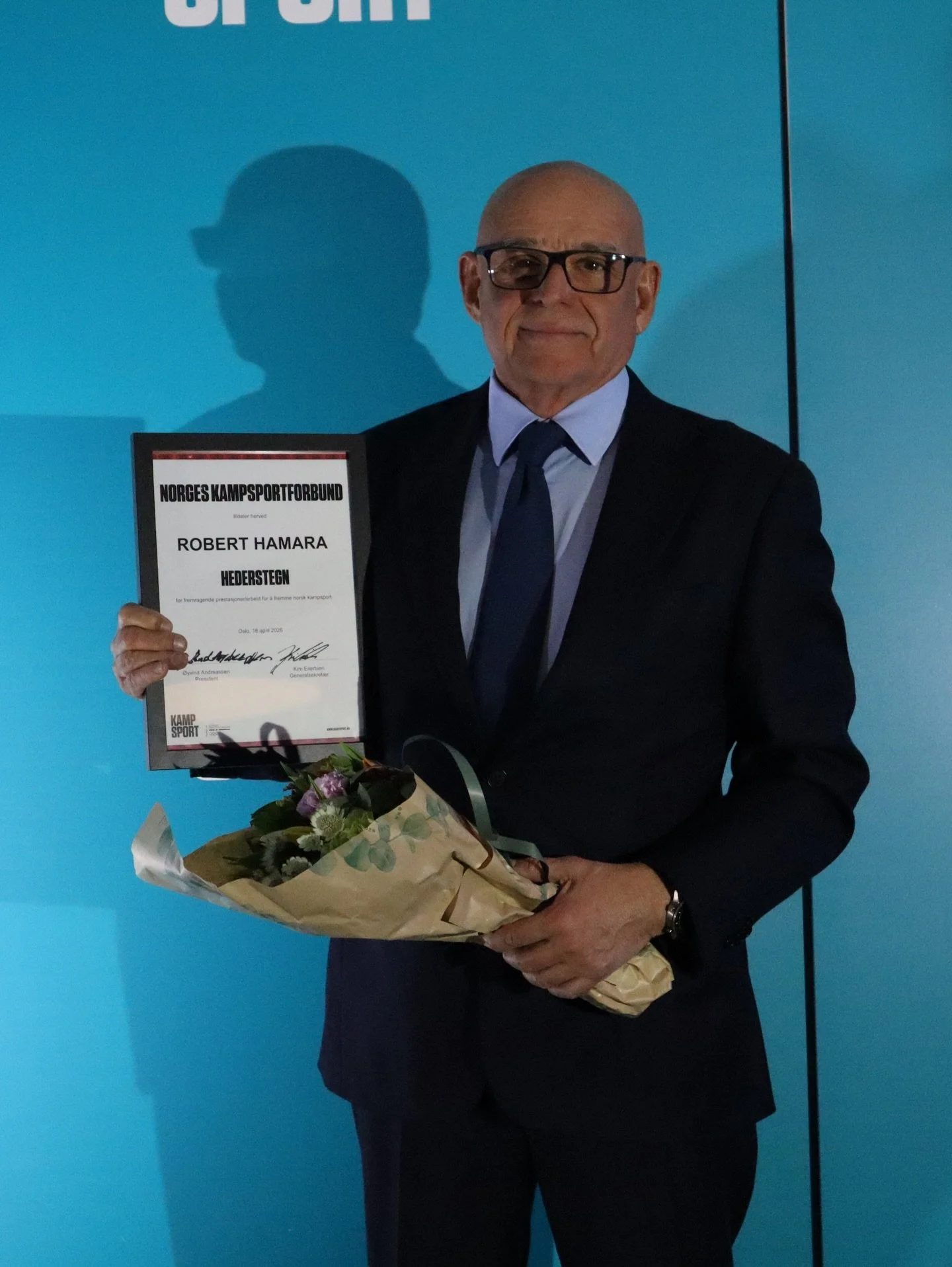 Shihan Robert Hamara mottar NKF Hederstegn for sitt 40 år lange arbeid for karate i Norge og internasjonalt.