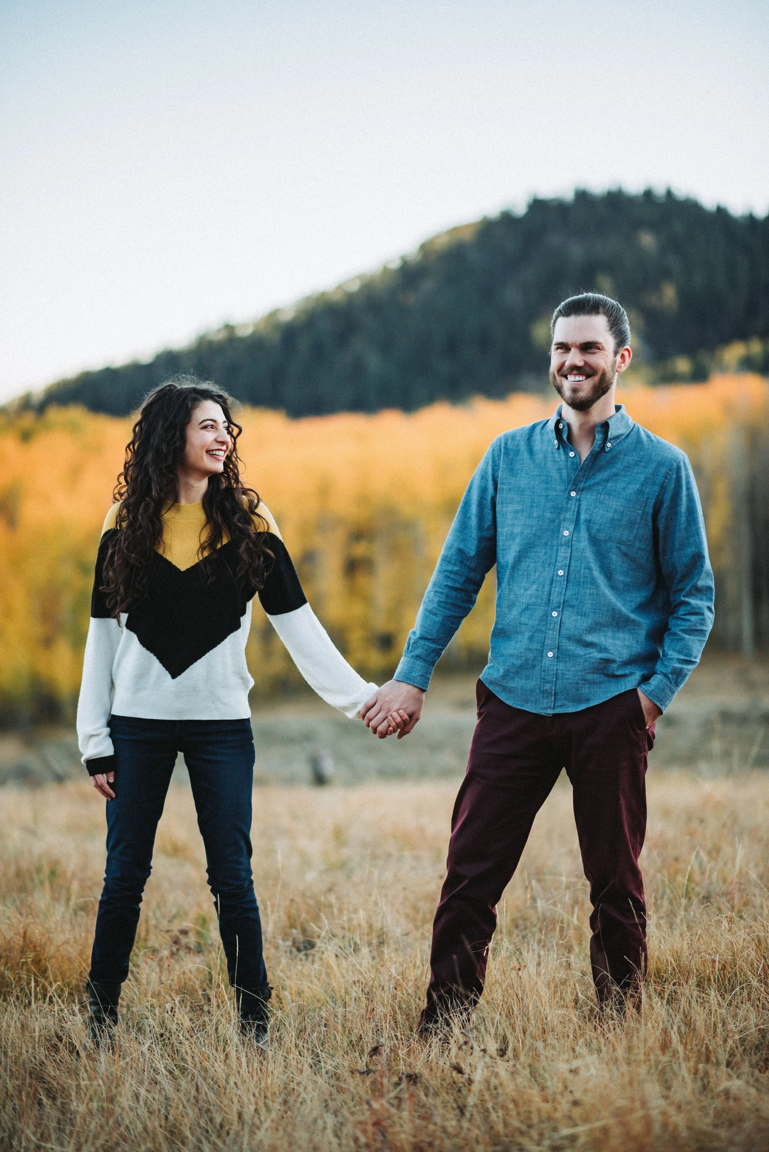 5 Classic Poses For Your Engagement Shoot That Even You Can’t Mess Up ...
